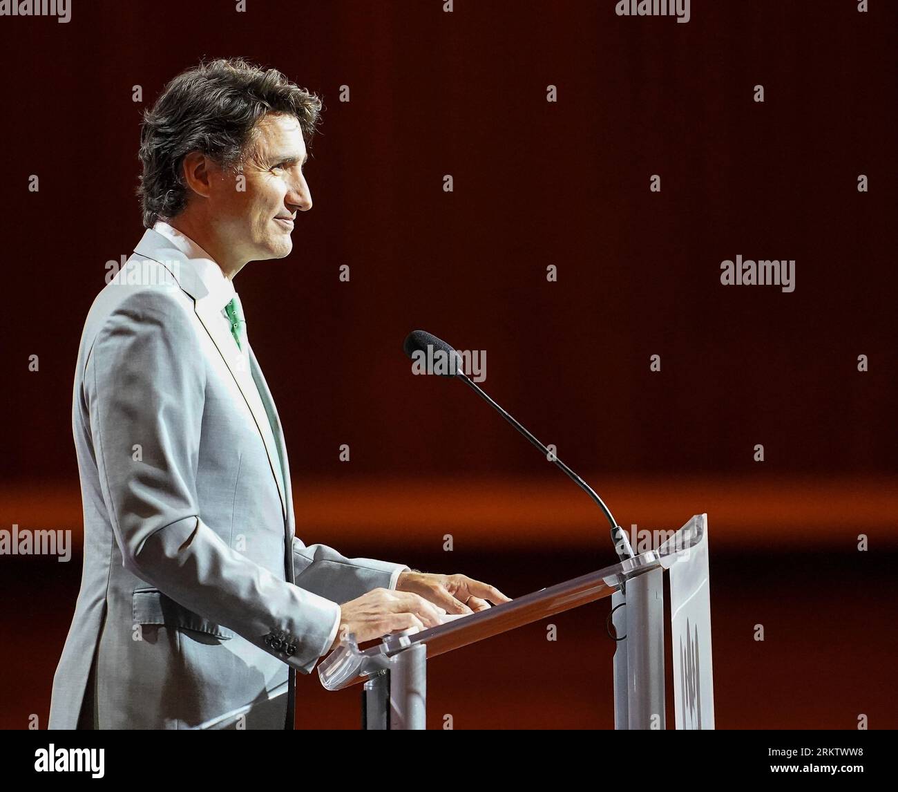 Le premier ministre Justin Trudeau prend la parole à la septième Assemblée du Fonds pour l’environnement mondial, au Vancouver Convention Centre, à Vancouver, en Colombie-Britannique, le 25 août 2023. Banque D'Images