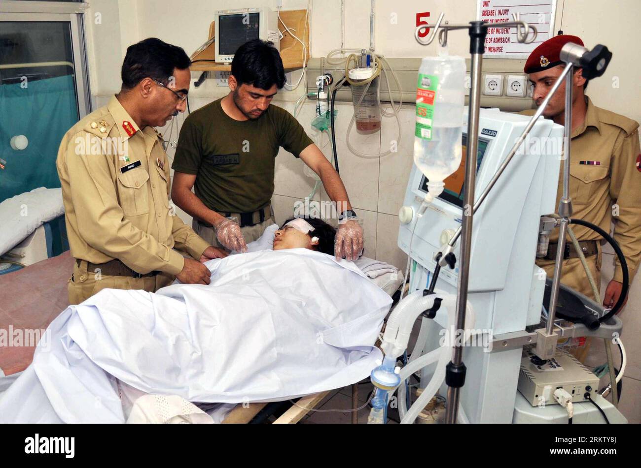 Bildnummer : 58570870 Datum : 09.10.2012 Copyright : imago/Xinhua (121009) -- PESHAWAR, 9 octobre 2012 (Xinhua) -- la photo publiée par le bureau pakistanais des relations publiques Inter Services (ISPR) le 9 octobre 2012 montre que des médecins de l armée pakistanaise soignent Malala Yousafzai, première lauréate du Prix national de la paix au nord-ouest du Pakistan à Peshawar. Malalai a été blessée par des hommes armés alors qu'elle rentrait des écoles dans une camionnette à Mingora, une ville principale de Swat. Les Taliban en ont revendiqué la responsabilité. En tant que fille de 14 ans, Malala Yousafzai a reçu plusieurs prix pour son courage de St Banque D'Images