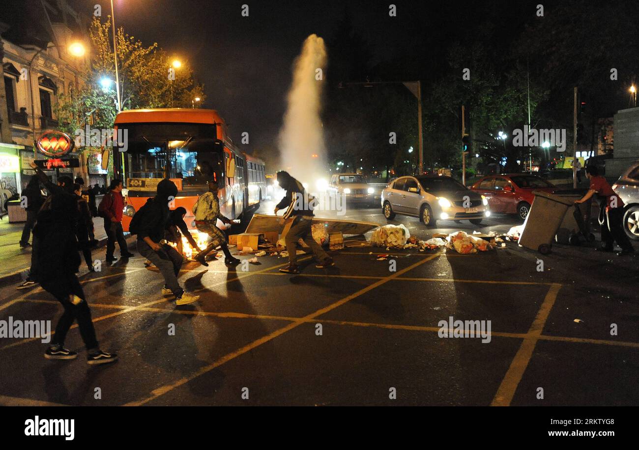 Bildnummer : 58571100 Datum : 09.10.2012 Copyright : imago/Xinhua (121010) -- SANTIAGO, 10 octobre 2012 (Xinhua) -- Un pétrolier jette de l'eau sur des manifestants lors d'une manifestation contre la loi Hinzpeter , à Santiago, capitale du Chili, le 9 octobre 2012. Selon la presse locale, les mouvements sociaux impliqués dans les manifestations, ont déclaré que l'initiative cherche à criminaliser la protestation sociale et que le gouvernement a profité des circonstances pour accélérer son adoption. (Xinhua/Jorge Villegas)(ctt) CHILE-SANTIAGO-PROTEST PUBLICATIONxNOTxINxCHN Politik Demo Protest Ausschreitungen Strassenschlacht xjh x0x p Banque D'Images