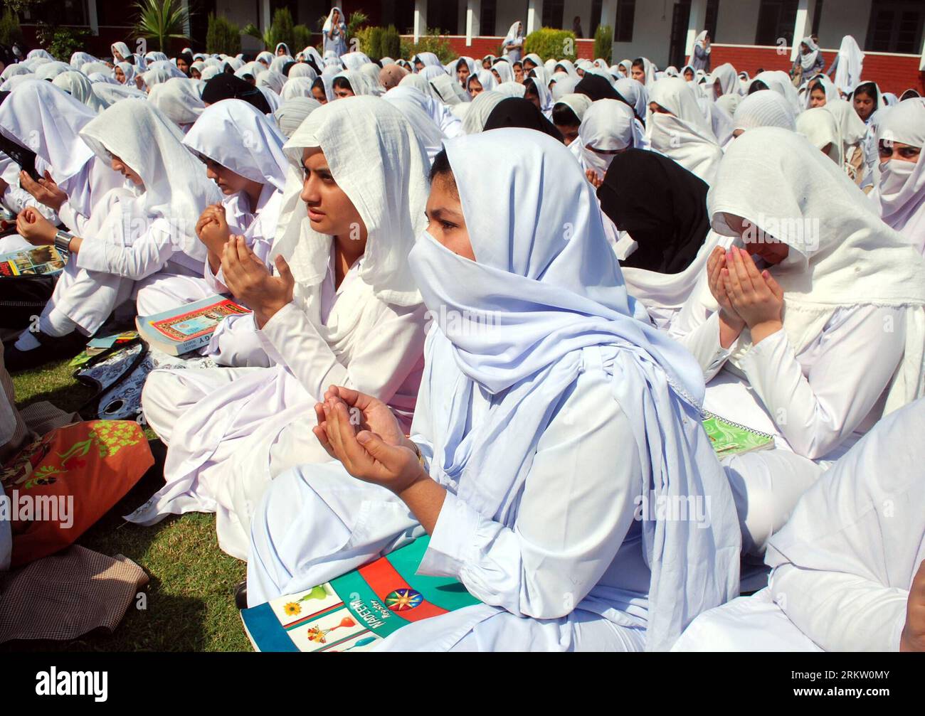Bildnummer : 58583710 Datum : 12.10.2012 Copyright : imago/Xinhua (121012) -- PESAHWAR, 12 oct. 2012 (Xinhua) -- des étudiants pakistanais prient pour la récupération de Malala Yousafzai, militante des droits des enfants de 14 ans, qui a reçu une balle dans la tête lors d'une tentative d'assassinat des talibans, à Peshawar, au nord-ouest du Pakistan, le 12 octobre 2012. Les Pakistanais dans les mosquées à travers le pays ont prié vendredi pour le rétablissement de Malala, les médecins ont déclaré que les deux prochains jours étaient critiques. (Xinhua/Umar Qayyum) PAKISTAN-PESAHWAR-CHILDREN-ACTIVIST-PRAY PUBLICATIONxNOTxINxCHN Politik Gesellschaft Glaube religion Gebet Aktivistin Kinderrechte Banque D'Images