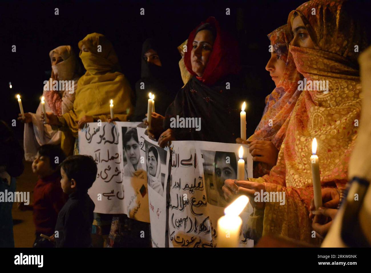 Bildnummer : 58583715 Datum : 12.10.2012 Copyright : imago/Xinhua (121012) -- QUETTA, 12 octobre 2012 (Xinhua) -- des Pakistanais tiennent des bougies pour rendre hommage à Malala Yousafzai, militante des droits de l'enfant âgée de 14 ans, qui a reçu une balle dans la tête lors d'une tentative d'assassinat des talibans, à Quetta, dans le sud-ouest du Pakistan, le 12 octobre 2012. Les Pakistanais dans les mosquées à travers le pays ont prié vendredi pour le rétablissement de Malala, les médecins ont déclaré que les deux prochains jours étaient critiques. (Xinhua/Mohammad) PAKISTAN-CHILDREN-ACTIVIST-PRAY PUBLICATIONxNOTxINxCHN Politik Gesellschaft Glaube religion Gebet Aktivistin Kinderrechte Anschlag Mordanschl Banque D'Images