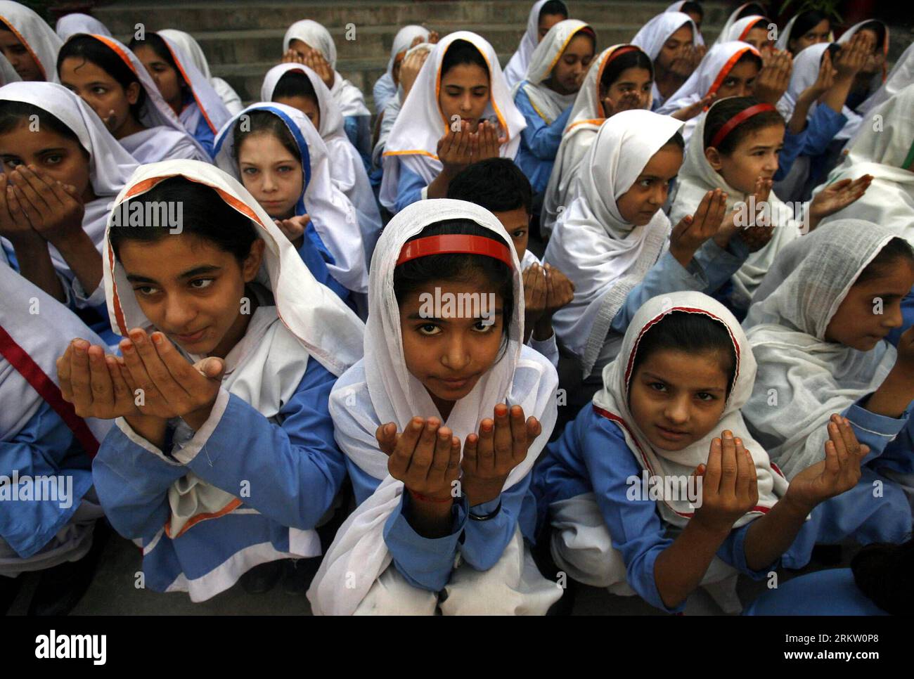 Bildnummer : 58583711 Datum : 12.10.2012 Copyright : imago/Xinhua (121012) -- PESAHWAR, 12 oct. 2012 (Xinhua) -- des étudiants pakistanais prient pour la récupération de Malala Yousafzai, militante des droits des enfants de 14 ans, qui a reçu une balle dans la tête lors d'une tentative d'assassinat des talibans, à Peshawar, au nord-ouest du Pakistan, le 12 octobre 2012. Les Pakistanais dans les mosquées à travers le pays ont prié vendredi pour le rétablissement de Malala, les médecins ont déclaré que les deux prochains jours étaient critiques. (Xinhua/Umar Qayyum) PAKISTAN-PESAHWAR-CHILDREN-ACTIVIST-PRAY PUBLICATIONxNOTxINxCHN Politik Gesellschaft Glaube religion Gebet Aktivistin Kinderrechte Banque D'Images