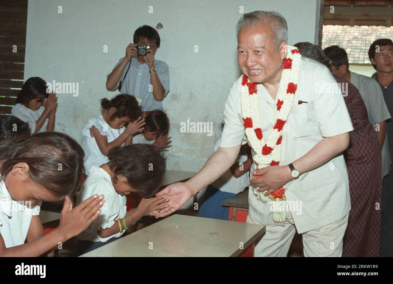 (121015) -- PÉKIN, 15 octobre 2012 (Xinhua) -- une photo prise le 18 novembre 1991 montre Norodom Sihanouk en visite à des enfants dans un orphelinat à Phnom Penh, au Cambodge. Le roi-père cambodgien Norodom Sihanouk est décédé de maladie à l'âge de 90 ans à Beijing le 15 octobre 2012.(Xinhua/Li Yonghong) CHINE-PÉKIN-CAMBODGE ANCIEN ROI-MORT PUBLICATIONxNOTxINxCHN Banque D'Images