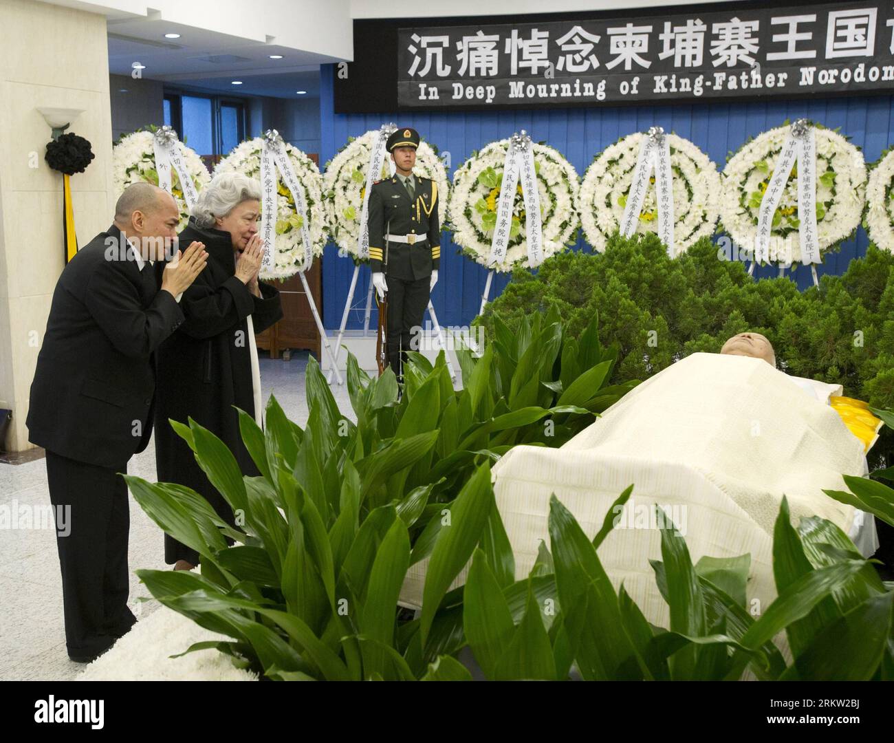 Bildnummer : 58597664 Datum : 17.10.2012 Copyright : imago/Xinhua BEIJING, 17 octobre 2012 la reine mère cambodgienne Norodom Monineath Sihanouk (front R) et le roi cambodgien Norodom Sihamoni (front L) sont vus à l'hôpital chinois de Pékin pour ramener le corps du roi-père cambodgien Norodom Sihanouk, 17 octobre 2012. Sihanouk est morte de maladie lundi matin à Pékin à l'âge de 90 ans. CHINA-BEIJING-SIHANOUK-BODY-HOME(CN) PUBLICATIONxNOTxINxCHN Politik People Adel König Königshaus Trauer Tod Überführung Aufbahrung xas x1x 2012 quer Aufmacher premiumd o0 Familie partnerin, Frau, Ehefrau privat Banque D'Images