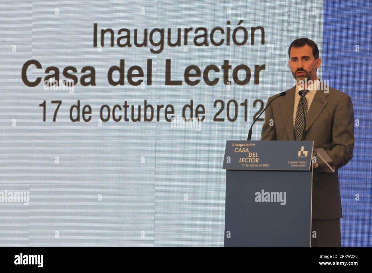 Bildnummer : 58605097 Datum : 17.10.2012 Copyright : imago/Xinhua (121018) -- MADRID, 18 octobre 2012 (Xinhua) -- le prince héritier Felipe d'Espagne prononce un discours lors de l'ouverture du Centre international de recherche et de lecture, Maison des lecteurs, à Madrid, capitale de l'Espagne, le 17 octobre, 2012. (Xinhua/Rafael Albarran/AGENCIA PUNTOPRESS) (mp) (ce) ESPAGNE-MADRID-SOCIETY-ROYALTY PUBLICATIONxNOTxINxCHN Entertainment People Adel x0x xdd premiumd 2012 quer 58605097 Date 17 10 2012 Copyright Imago XINHUA Madrid OCT 18 2012 XINHUA Espagne S Prince héritier Felipe prononce un discours lors de l'ouverture de la Banque D'Images