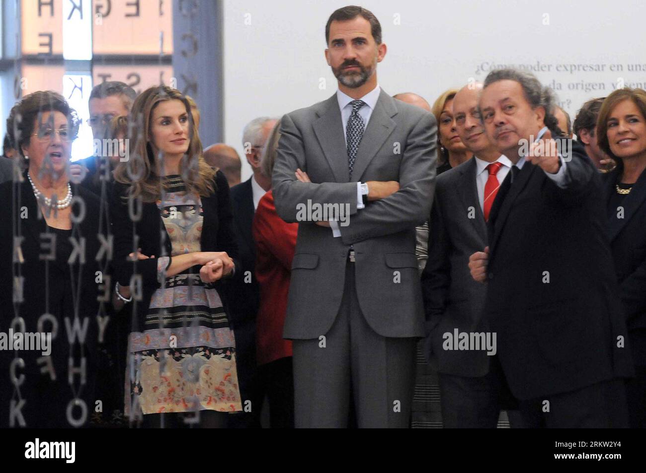 Bildnummer : 58605098 Datum : 17.10.2012 Copyright : imago/Xinhua (121018) -- MADRID, 18 octobre 2012 (Xinhua) -- le Prince héritier Felipe (C) et son épouse la Princesse Letizia (2e L) participent à l ouverture du Centre international de recherche et de lecture, Maison des lecteurs, à Madrid, capitale de l Espagne, le 17 octobre, 2012. (Xinhua/Rafael Albarran/AGENCIA PUNTOPRESS) (mp) (ce) ESPAGNE-MADRID-SOCIETY-ROYALTY PUBLICATIONxNOTxINxCHN Entertainment People Adel x0x xdd premiumd 2012 quer 58605098 Date 17 10 2012 Copyright Imago XINHUA Madrid OCT 18 2012 XINHUA Espagne S Prince héritier Felipe C an Banque D'Images