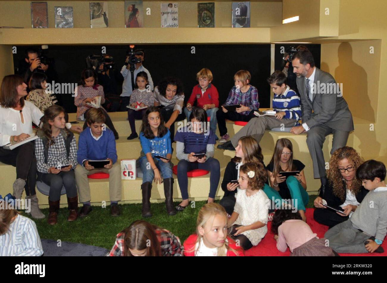Bildnummer : 58605615 Datum : 17.10.2012 Copyright : imago/Xinhua (121018) -- MADRID, 18 octobre 2012 (Xinhua) -- le prince héritier Felipe (R) lit des livres avec des enfants lors de l'ouverture du Centre international de recherche et de lecture, Maison des lecteurs, à Madrid, capitale de l'Espagne, le 17 octobre, 2012. (Xinhua/Rafael Albarran/AGENCIA PUNTOPRESS) (mp) (ce) ESPAGNE-MADRID-SOCIETY-ROYALTY PUBLICATIONxNOTxINxCHN People Entertainment Adel ESP premiumd x0x xmb 2012 quer 58605615 Date 17 10 2012 Copyright Imago XINHUA Madrid OCT 18 2012 XINHUA Espagne S Prince héritier Felipe r lit des livres avec des enfants Banque D'Images