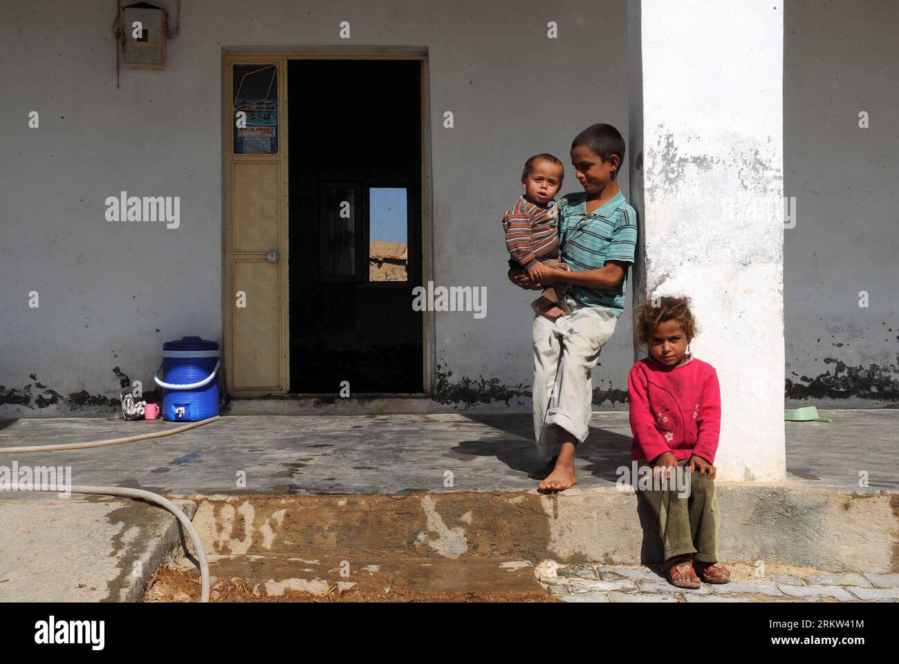 Bildnummer : 58611505 Datum : 19.10.2012 Copyright : imago/Xinhua enfants d'une famille vivant à environ 200m de la frontière turco-syrienne jouent autour de leur maison le 19 octobre 2012 dans la ville frontalière d'Akcakale dans la province turque de Sanliurfa, au sud-est de la Turquie, où cinq citoyens turcs ont été tués par un bombardement syrien plus tôt ce mois. (Xinhua/Ma Yan) TURKEY-SANLIURFA-SYRIA-CONFLICT PUBLICATIONxNOTxINxCHN Gesellschaft syrien Konflikt Syrienkonflikt Fotostory Grenzgebiet Land Leute premiumd xrj x0x 2012 quer 58611505 Date 19 10 2012 Copyright Imago XINHUA enfants d'une famille vivant à environ 200m de Banque D'Images