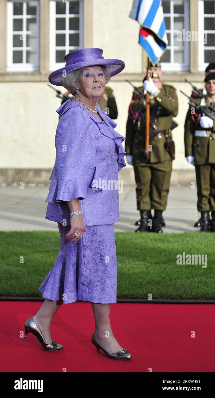 Bildnummer : 58612696 Datum : 20.10.2012 Copyright : imago/Xinhua (121020) -- LUXEMBOURG, 20 octobre 2012 (Xinhua) -- la reine Beatrix des pays-Bas arrive à la cathédrale notre-Dame pour assister au service religieux du PrincexGuillaume de Luxembourg et du comte Belge Stephanie de Lannoy, à Luxembourg, le 20 octobre 2012. (Xinhua/Ye Pingfan) LUXEMBOURG-BELGIQUE-ROYALS-RELIGIOUS WEDDING PUBLICATIONxNOTxINxCHN Entertainment People Adel Hochzeit Hochzeitsfeier kirchliche Trauung xas x1x premiumd 2012 hoch 58612696 Date 20 10 2012 Copyright Imago XINHUA Luxembourg OCT 20 2012 XINHU Banque D'Images