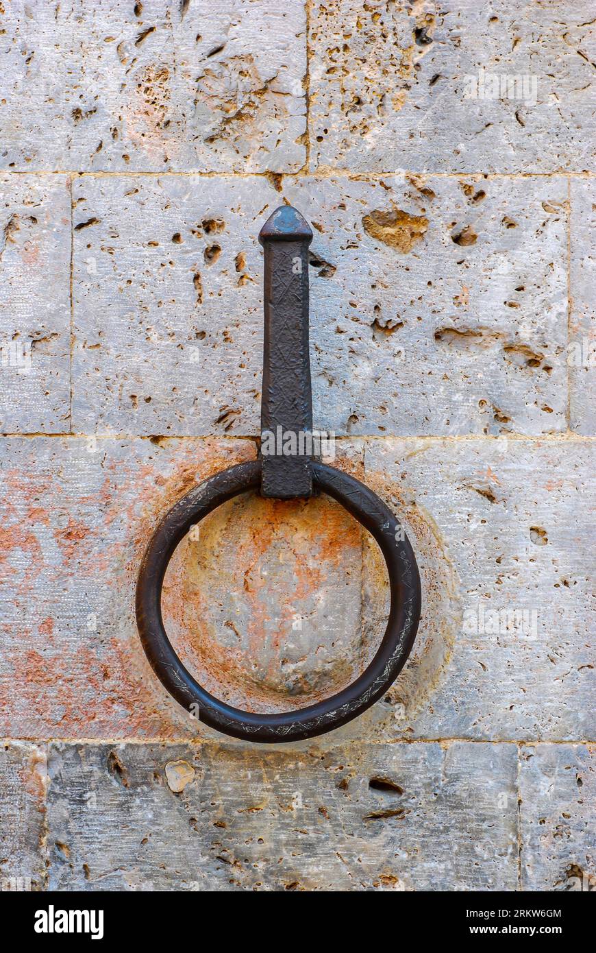 Anneau de fer antique pour attacher les chevaux sur mur de pierre, Sienne Toscane Italie Banque D'Images