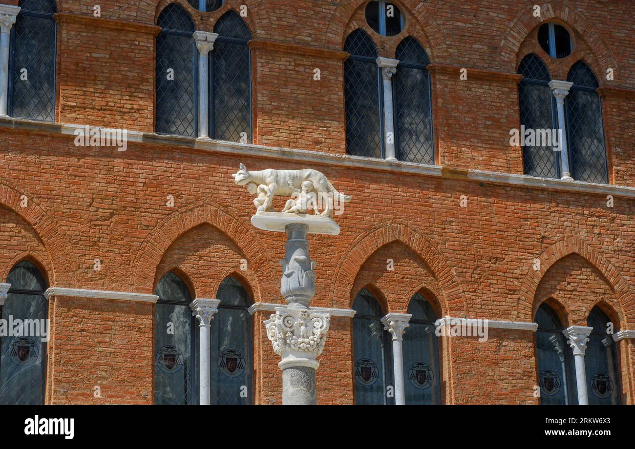 Romane elle-loup à Sienne avec Romulus et Remus sur column.Toscane, Italie, Europe, Europe Banque D'Images