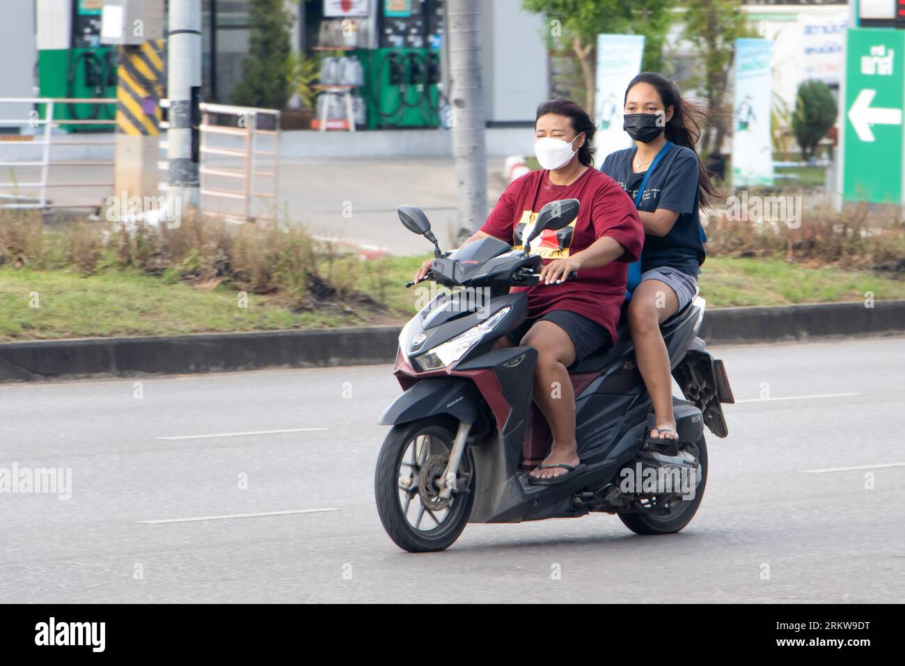 RATCHABURI, THAÏLANDE, octobre 18 2022, deux femmes roulent en moto dans la rue. Banque D'Images