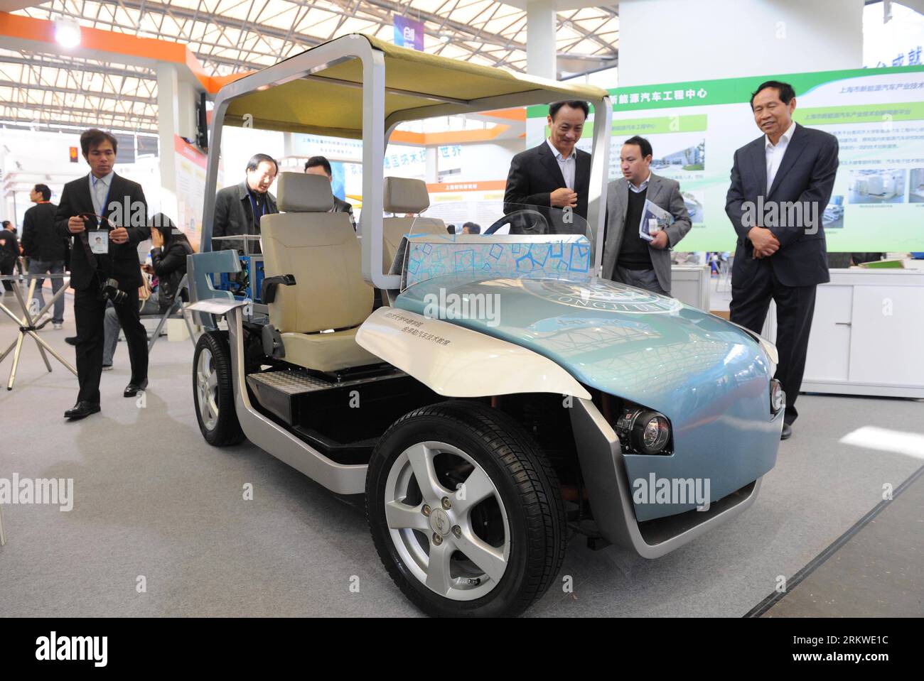 Bildnummer : 58671117 Datum : 06.11.2012 Copyright : imago/Xinhua (121106) -- SHANGHAI, 6 novembre 2012 (Xinhua) -- les visiteurs regardent une mini-voiture électrique à la Foire internationale de l'industrie de la Chine 2012 dans la municipalité de Shanghai de l'est de la Chine, le 6 novembre 2012. Le salon de l’industrie, avec la participation de 63 collèges présentant de nombreux projets scientifiques, dont 51 grands projets de réalisations technologiques, était ouvert au public mardi. (Xinhua/Lai Xinlin) (yxb) CHINA-SHANGHAI-INTERNATIONAL INDUSTRY FAIR (CN) PUBLICATIONxNOTxINxCHN Wirtschaft Messen Technik Roboter Industrie industrielle xdp x0x 20 Banque D'Images