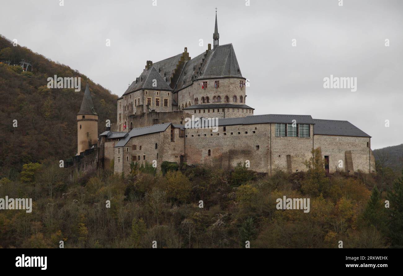 Bildnummer : 58674555 Datum : 07.11.2012 Copyright : imago/Xinhua (121107) -- LUXEMBOURG, 7 novembre 2012 (Xinhua) -- photo prise le 4 novembre 2012 montrant le château de Vianden, Luxembourg. Le château de Vianden a été construit entre le 11e et le 14e siècle sur les fondations d'un château romain et d'un refuge carolingien. C'est l'une des plus grandes et des plus belles résidences féodales de l'époque romane et gothique en Europe. (Xinhua/Yan Ting)(zjl) LUXEMBOURG-VIANDEN CHÂTEAU PUBLICATIONxNOTxINxCHN Reisen Schloss xbs x0x 2012 quer 58674555 Date 07 11 2012 Copyright Imago XINHUA Luxembourg novembre 7 2012 XINHUA Banque D'Images