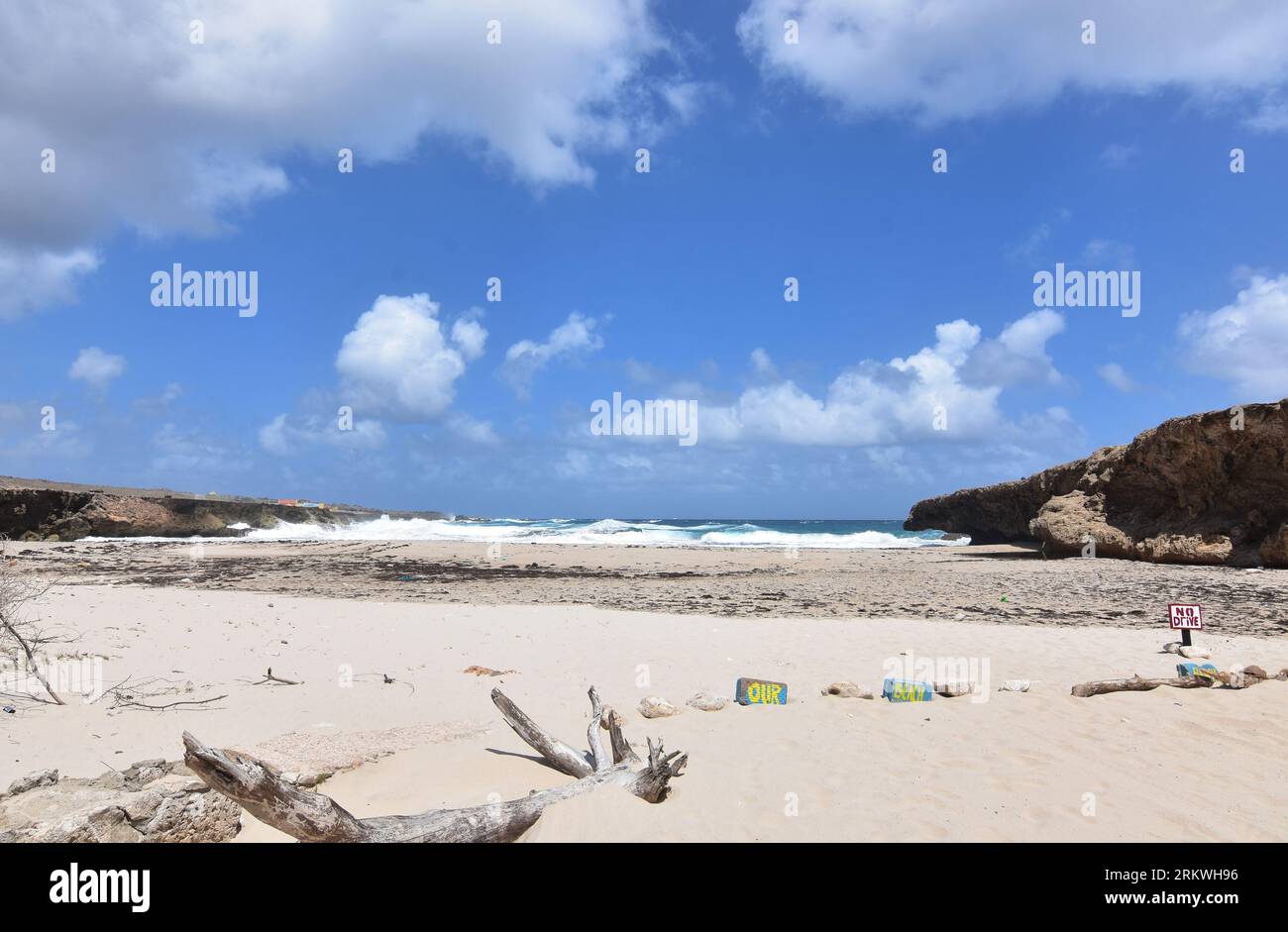 Beau ciel nuageux sur la plage d'Andicuri à Aruba. Banque D'Images