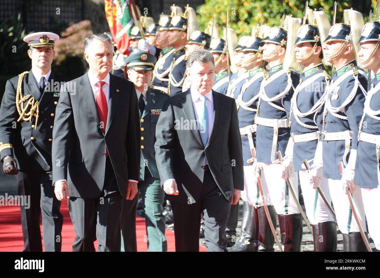 Bildnummer : 58701695 Datum : 14.11.2012 Copyright : imago/Xinhua (121114) -- LISBONNE, 14 novembre 2012 (Xinhua) -- le président colombien Juan Manuel Santos (avant R) inspecte les gardes d'honneur portugais avec le président portugais Anibal Cavaco Silva (avant L) à Lisbonne, capitale du Portugal, le 14 novembre 2012. (Xinhua/Zhang Liyun) (syq) PORTUGAL-LISBONNE-COLOMBIE-VISIT PUBLICATIONxNOTxINxCHN People Politik premiumd x0x xmb 2012 quer 58701695 Date 14 11 2012 Copyright Imago XINHUA Lisbonne nov 14 2012 XINHUA Président colombien Juan Manuel Santos Front r inspecter les gardes D'HONNEUR PORTUGAIS avec PORTUGUE Banque D'Images