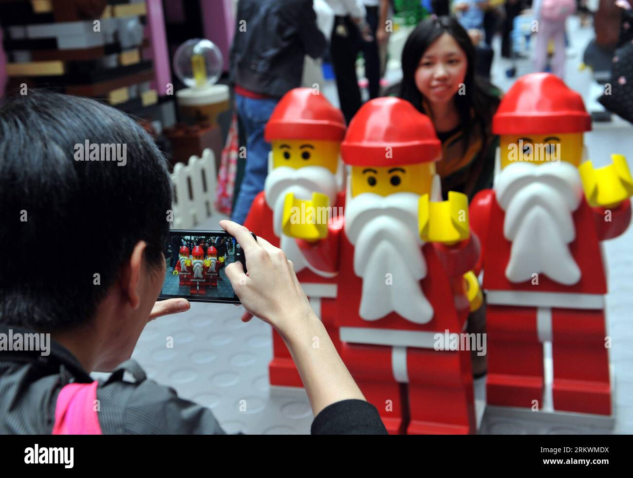 Bildnummer : 58709614 Datum : 16.11.2012 Copyright : imago/Xinhua (121116) -- HONG KONG, 16 novembre 2012 (Xinhua) -- Prenez des photos avec le Père Noël dans le village de Noël construit avec des blocs de construction à Times Square à Causeway Bay dans le sud de la Chine à Hong Kong, 16 novembre 2012. Alors que Noël approche, des décorations ont été utilisées pour créer une atmosphère à Hong Kong. (Xinhua/Lo Ping FAI) (wjq) CHINA-HONG KONG-CHRISTMAS-DECORATION (CN) PUBLICATIONxNOTxINxCHN Gesellschaft Weihnachten Weihnachtsdorf Lego Wirtschaft Hongkong x0x xdd 2012 quer 58709614 Date 16 11 2012 Copyright Imago XINHUA Banque D'Images