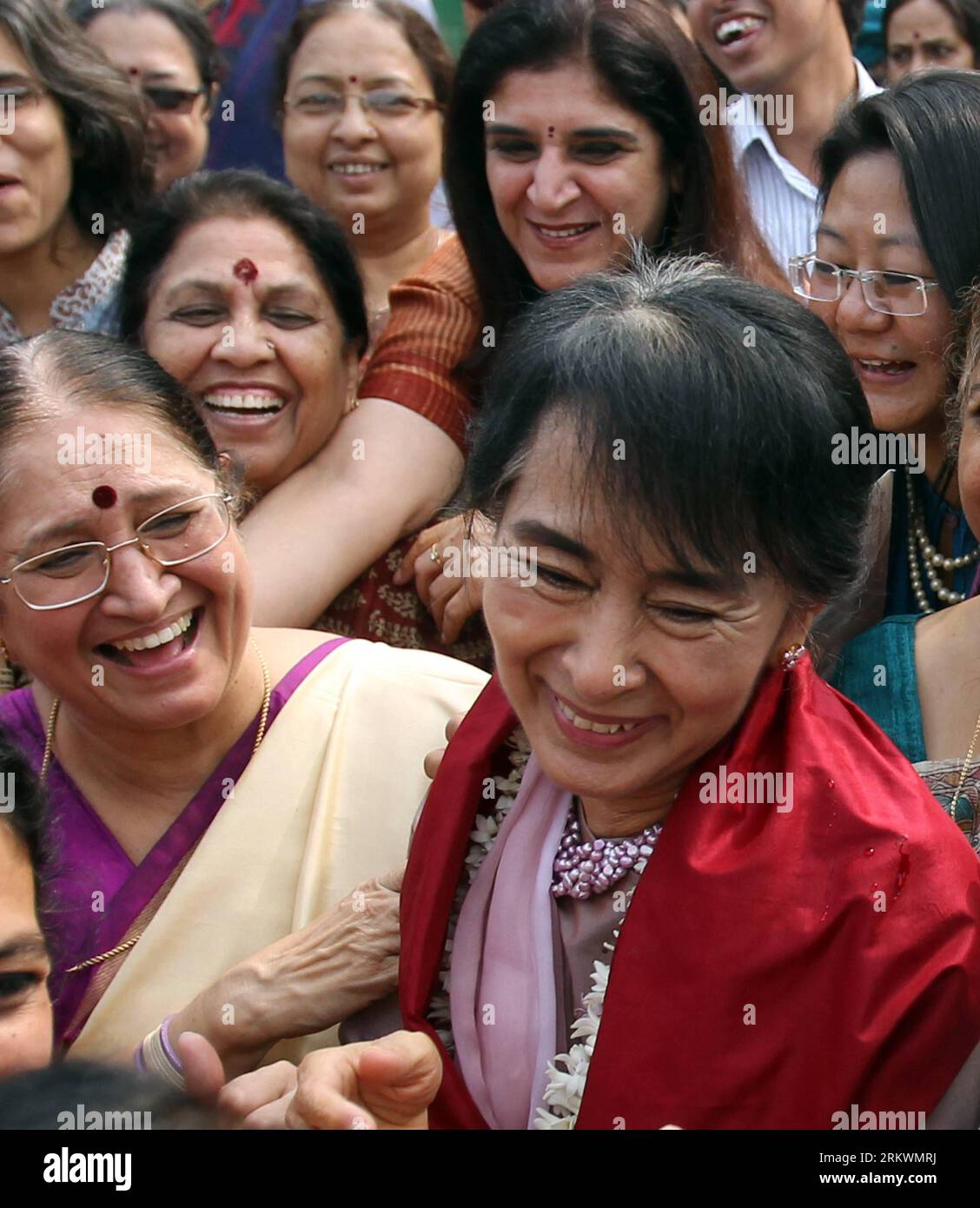 Bildnummer : 58710659 Datum : 16.11.2012 Copyright : imago/Xinhua (121116) -- NEW DELHI, 16 novembre 2012 (Xinhua) -- la dirigeante de l'opposition du Myanmar, Aung San Suu Kyi (front R), rencontre une ancienne élève au Lady Shri RAM College à New Delhi, capitale de l'Inde, le 16 novembre 2012. (Xinhua/Partha Sarkar) (syq) INDE-NEW DELHI-AUNG SAN SUU KYI-VISIT PUBLICATIONxNOTxINxCHN Politik people xas x0x 2012 quadrat premiumd 58710659 Date 16 11 2012 Copyright Imago XINHUA New Delhi nov 16 2012 XINHUA Myanmar leader de l'opposition Aung San Suu Kyi Front r rencontre des anciens élèves AU Lady Shri RAM College à New Delhi capitale de l'Inde LE novembre Banque D'Images