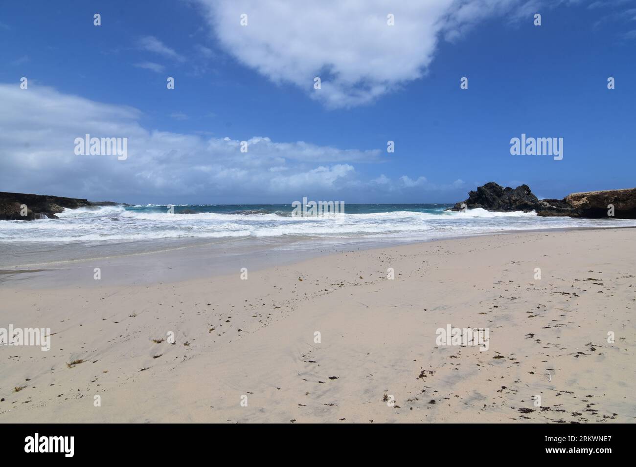 La plage de sable blanc Andicuri d'Aruba est déserte. Banque D'Images