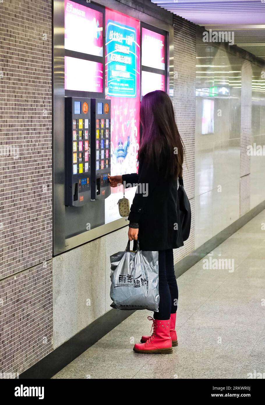 Bildnummer : 58721057 Datum : 06.11.2012 Copyright : imago/Xinhua BEIJING, 2012 - Une jeune femme utilise une Velo Card pour obtenir des coupons à la station Xidan du métro de Beijing, capitale de la Chine, 6 novembre 2012. Les produits numériques portables comme les téléphones portables et les tablettes PC sont devenus les principaux instruments pour les gens, en particulier les jeunes en Chine, pour divertir et visualiser des informations lorsqu'ils prennent des véhicules de transport public comme les bus et les métros. Selon les statistiques, à la fin de septembre 2012, il y a 550 millions d'internautes, plus de 290 millions d'utilisateurs de smartphones et 280 millions de weibo, ou micro blo Banque D'Images