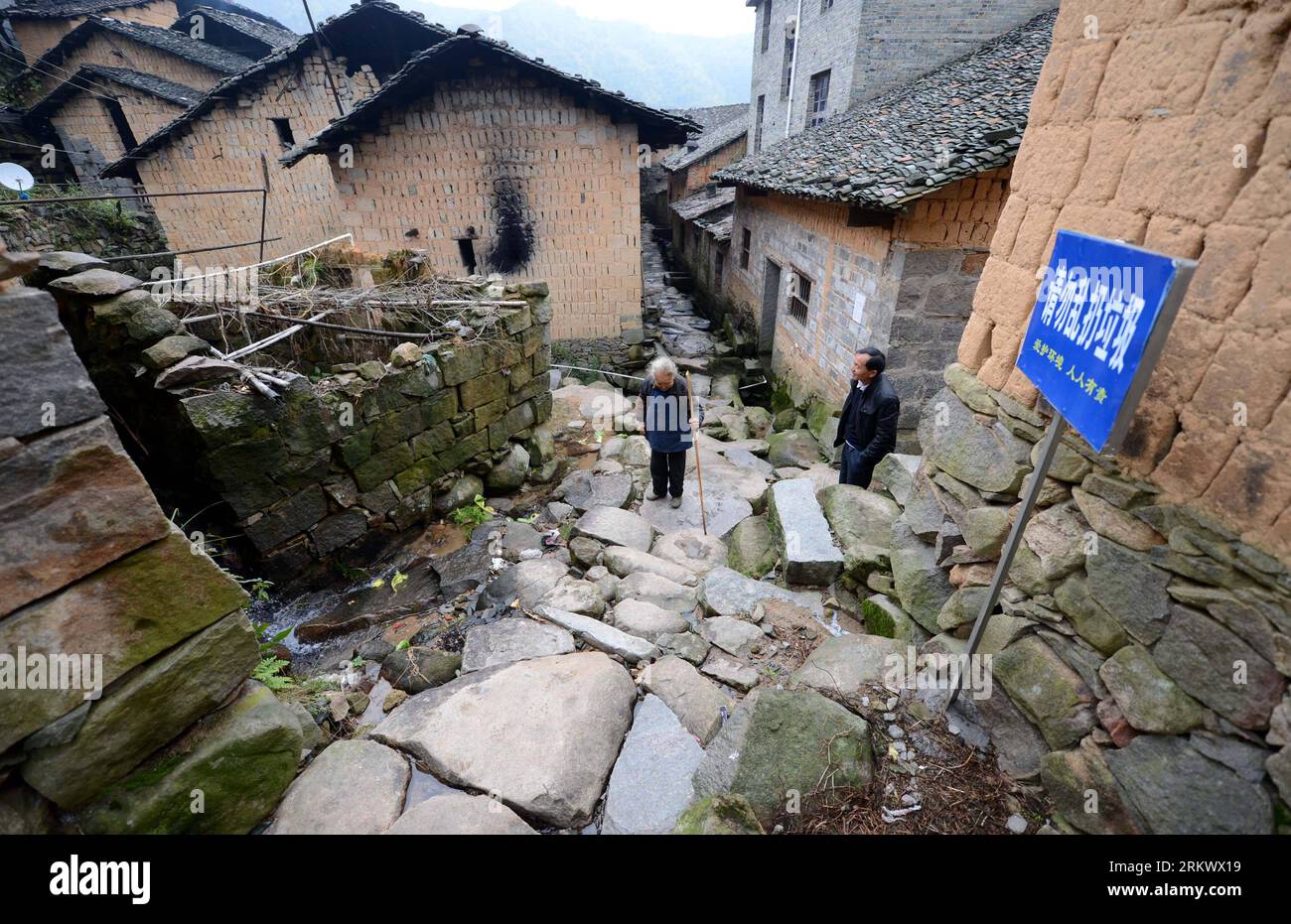 Bildnummer : 58764488 Datum : 23.11.2012 Copyright : imago/Xinhua XIN GAN, 23 novembre 2012 - une vieille femme marche sur une ruelle pavée de pierres dans le village de Zaoshi, à 40 kilomètres du comté de Xin gan, province de Jiangxi dans l'est de la Chine, le 23 novembre 2012. Le village de Zaoshi est situé sur une colline à l'altitude de 600 mètres, derrière laquelle se trouve la montagne Shilong couverte de pierres grotesques et de rochers. En raison du mauvais état de la circulation, la plupart des villageois se sont déplacés au pied de la colline, laissant des dizaines de personnes âgées dans le vieux village. Depuis qu'une route au village a été construite en 2011, de plus en plus de visiteurs Banque D'Images
