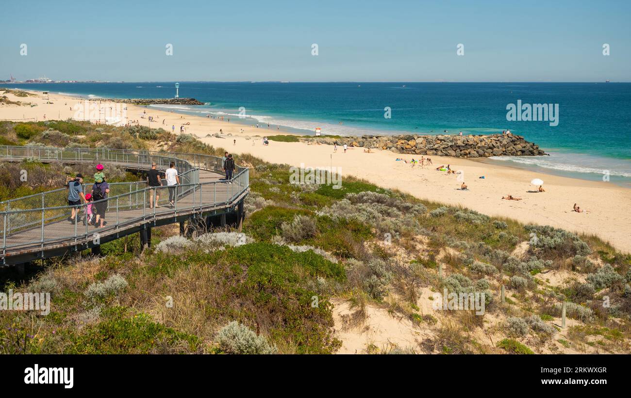 Personnes non identifiées marchant sur la promenade de Floreat Beach à City Beach à Perth, Australie occidentale. Banque D'Images