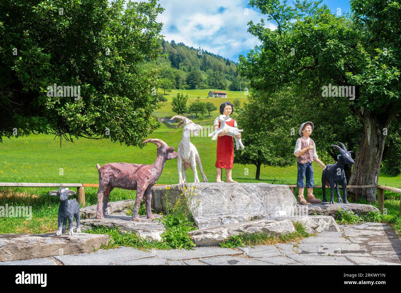 Maienfeld, Suisse - 25 juillet 2023 : figurines de Heidi, Pierre et animaux au village du personnage de film et de dessin animé Heidi près de Maienfeld in Banque D'Images