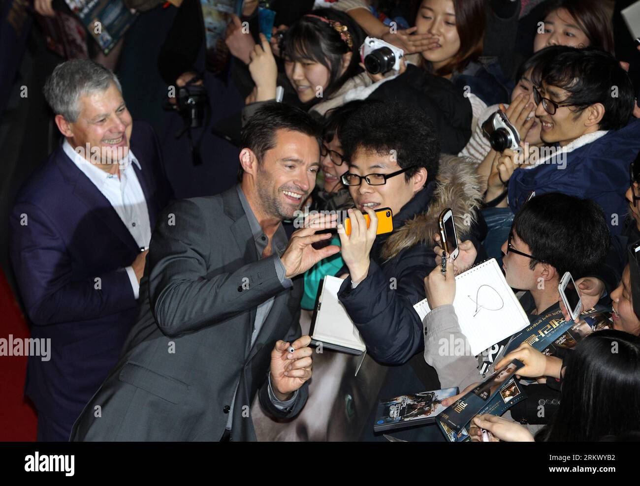 Bildnummer : 58804252 Datum : 26.11.2012 Copyright : imago/Xinhua (121126) -- SÉOUL, 26 novembre 2012 (Xinhua) -- l'acteur Hugh Jackman (C) et le producteur Cameron Mackintosh (L) prennent des photos avec leurs fans sur le tapis rouge lors d'une conférence de presse pour promouvoir le nouveau film les Misérables à Séoul, Corée du Sud, le 26 novembre 2012. Le film sortira en décembre en Corée du Sud. (Xinhua/Park Jin-hee) CORÉE DU SUD-SÉOUL-US FILM-LES MISERABLES PUBLICATIONxNOTxINxCHN Entertainment People film xas x0x 2012 quer première 58804252 Date 26 11 2012 Copyright Imago XINHUA Séoul novembre 26 2012 acteur XINHUA Hugh Banque D'Images
