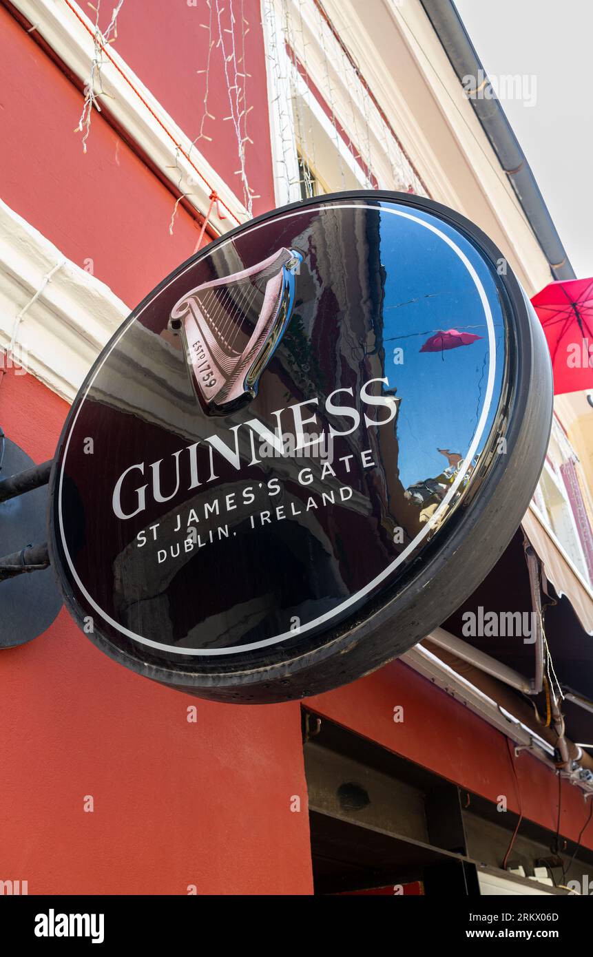 Villach, Autriche - 12 juillet 2023 : Guinness est une célèbre marque de bière irlandaise. Banque D'Images