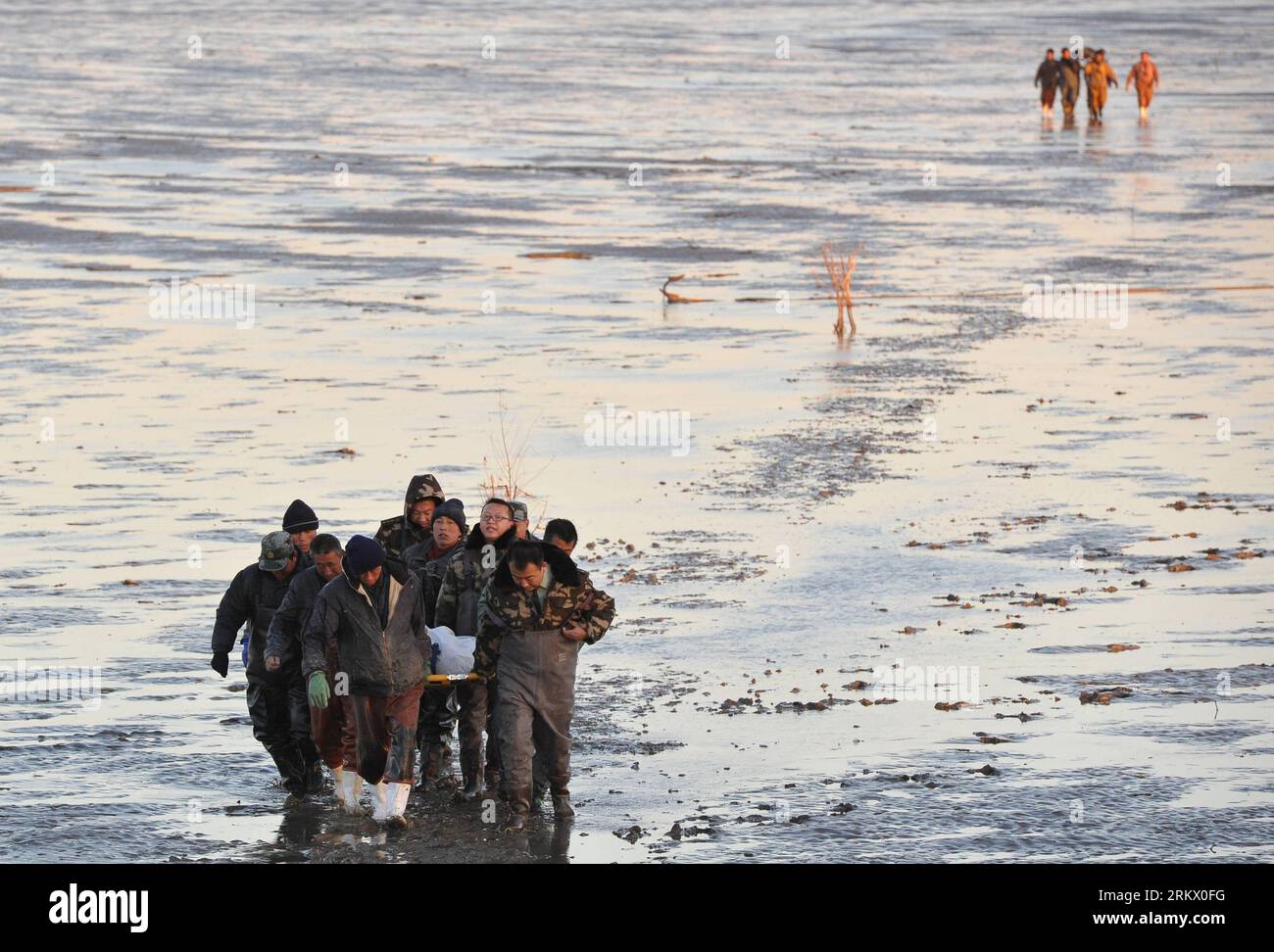 Bildnummer : 58842720 Datum : 28.11.2012 Copyright : imago/Xinhua (121128) -- DALIAN, 28 novembre 2012 (Xinhua) -- des sauveteurs transportent le corps d'une victime au port près duquel un bateau de pêche a chaviré et coulé à Dalian, dans la province du Liaoning au nord-est de la Chine, le 28 novembre 2012. Douze ont été confirmés morts et quatre étaient toujours portés disparus après qu'un bateau de pêche, avec 17 membres d'équipage à bord, a coulé près d'un port de pêche à Dalian tôt le matin de mercredi. La seule personne qui a été sauvée était dans un état normal et sous observation dans un hôpital local. (XINHUA) (LMM) CHINA-DALIAN-FISHING BOAT-ACCIDENT (CN) PUBL Banque D'Images