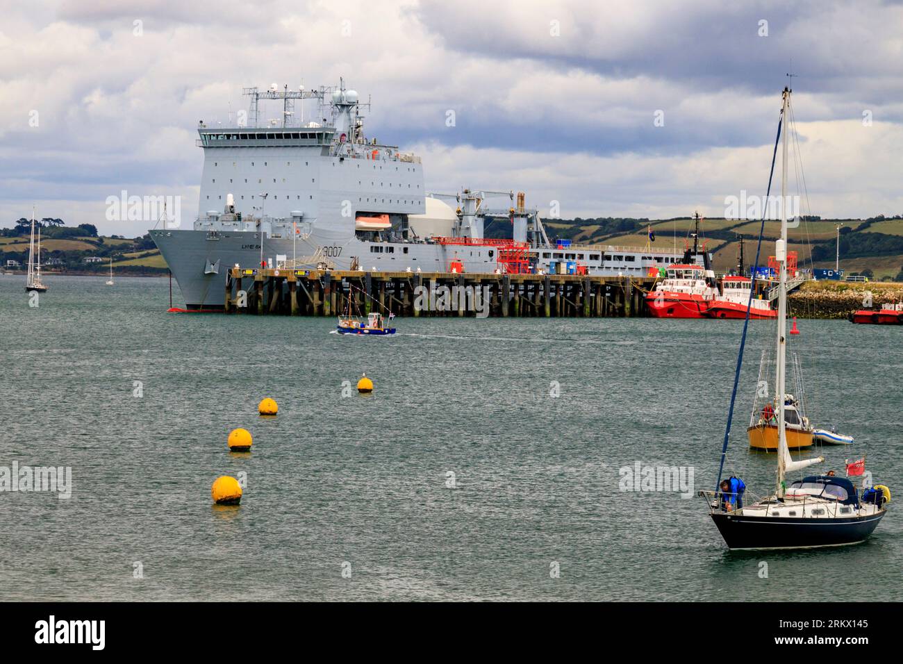 Le chantier naval et le navire de ravitaillement Lyme Bay à Falmouth, Cornouailles, Angleterre, Royaume-Uni Banque D'Images