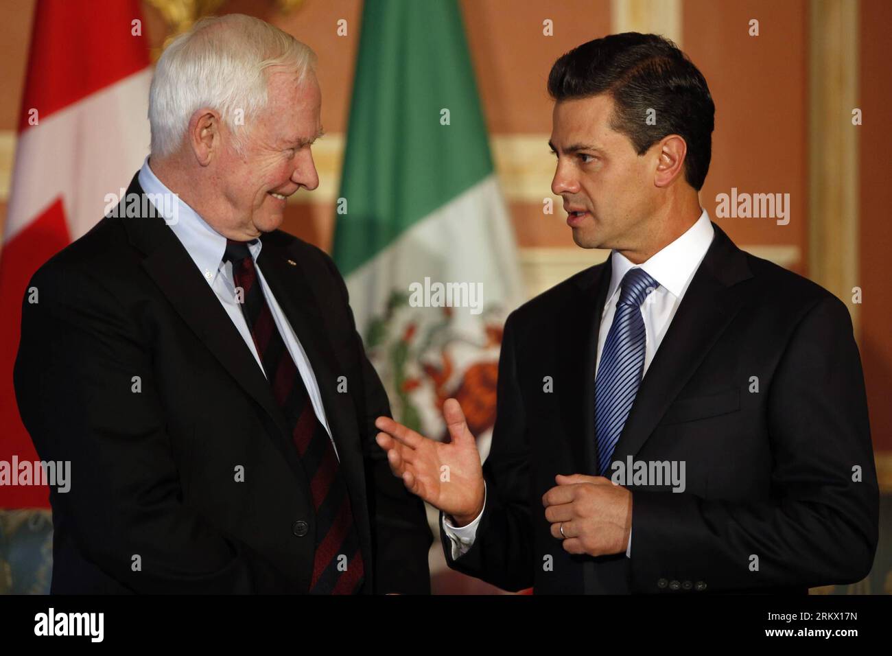 Bildnummer : 58854254 référence : 29.11.2012 Copyright : imago/Xinhua (121129) -- OTTAWA, le 29 novembre 2012 (Xinhua) -- le président élu du Mexique, Enrique Pena Nieto (à droite), rencontre le gouverneur général du Canada, David Johnston, à Rideau Hall, le 28 novembre 2012, à Ottawa, Canada. (Xinhua/David Kawai) CANADA-MEXIQUE-ENRIQUE PENA NIETO-VISIT PUBLICATIONxNOTxINxCHN personnes Politik xns x0x 2012 quer 58854254 Date 29 11 2012 Copyright Imago XINHUA Ottawa nov 29 2012 le président MEXICAIN élu de XINHUA Enrique Pena Nieto r rencontre le gouverneur général du Canada David Johnston À Rideau Hall LE 28 2012 novembre à Ottawa Canada Banque D'Images
