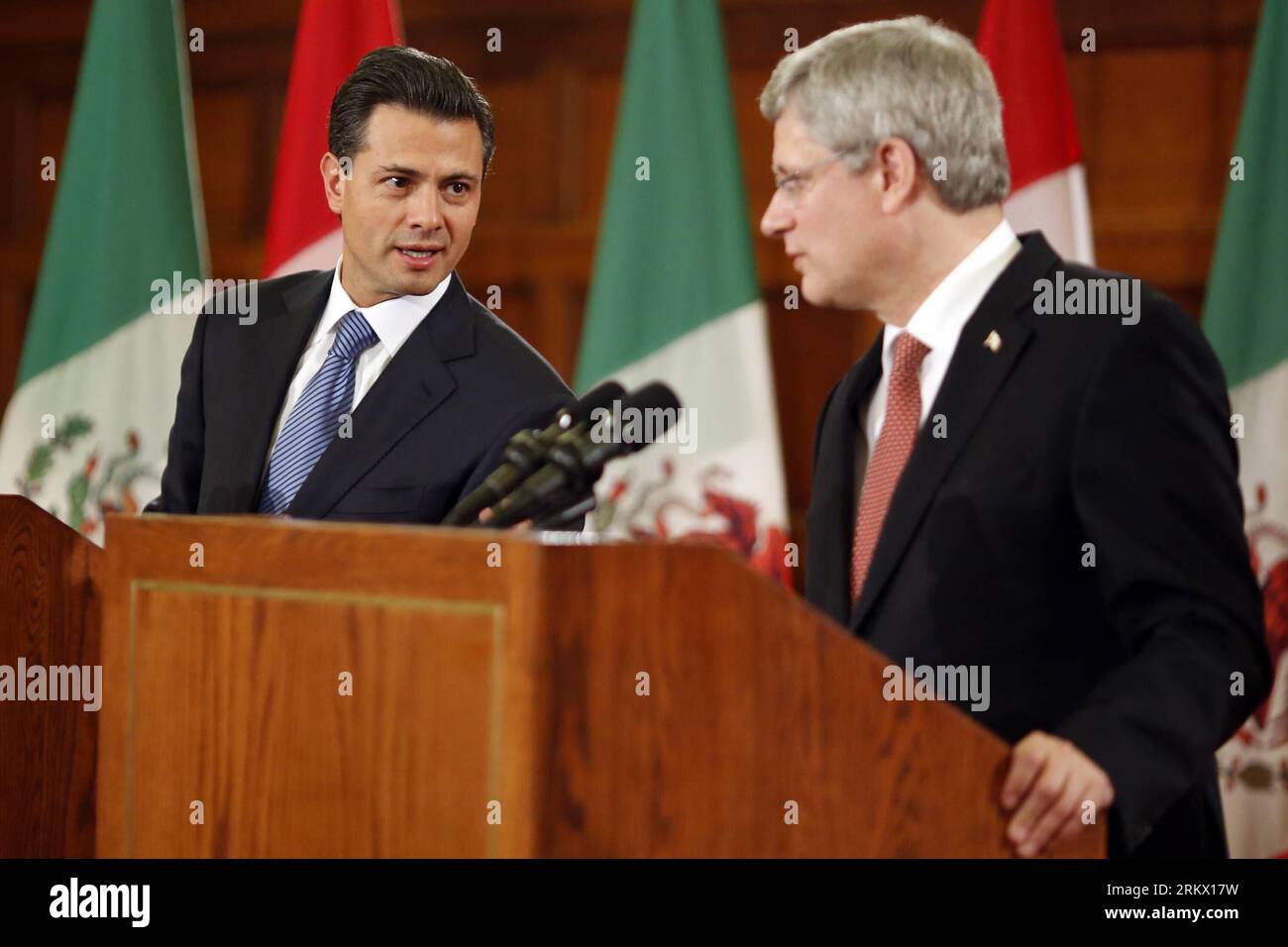 Bildnummer : 58854253 référence : 29.11.2012 Copyright : imago/Xinhua (121129) -- OTTAWA, le 29 novembre 2012 (Xinhua) -- le président élu du Mexique, Enrique Pena Nieto (à droite), rencontre le premier ministre canadien Stephen Harper à Ottawa, le 28 novembre 2012. (Xinhua/David Kawai) CANADA-MEXIQUE-ENRIQUE PENA NIETO-VISIT PUBLICATIONxNOTxINxCHN personnes Politik xns x0x 2012 quer 58854253 Date 29 11 2012 Copyright Imago XINHUA Ottawa nov 29 2012 le président MEXICAIN élu de XINHUA Enrique Pena Nieto r rencontre les premiers ministres canadiens Stephen Harper à Ottawa LE 28 2012 novembre à Ottawa Canada XINHUA David Banque D'Images