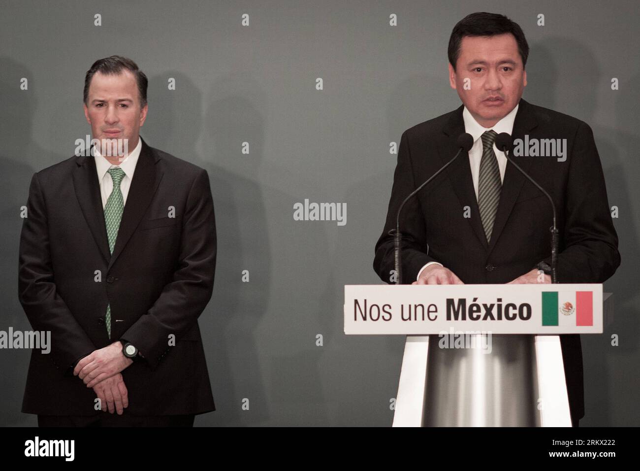 Bildnummer: 58857374  Datum: 30.11.2012  Copyright: imago/Xinhua (121201) -- MEXICO CITY, Nov. 30, 2012 (Xinhua) -- Miguel Angel Osorio Chong (R), appointed interior minister, participates in a press conference in Mexico City, capital of Mexico, on Nov. 30, 2012.  (Xinhua/Pedro Mera) (mp) (ce) MEXICO-MEXICO CITY-GOVERNMENT PUBLICATIONxNOTxINxCHN People Politik premiumd xns x1x 2012 quer     58857374 Date 30 11 2012 Copyright Imago XINHUA  Mexico City Nov 30 2012 XINHUA Miguel Angel Osorio Chong r Appointed Interior Ministers participates in a Press Conference in Mexico City Capital of Mexico O Banque D'Images