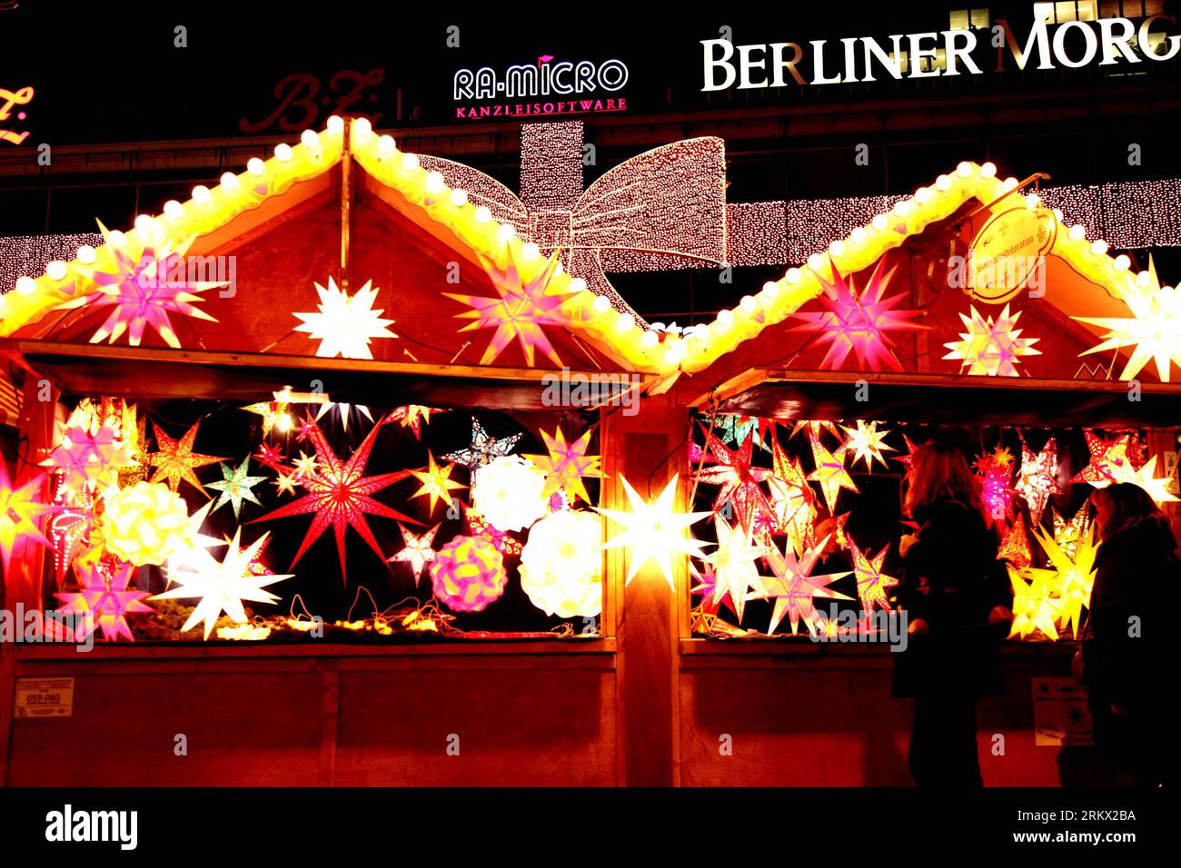 Bildnummer : 58859559 Datum : 30.11.2012 Copyright : imago/Xinhua BERLIN, 30 novembre 2012 - les visiteurs apprécient les lampes fantastiques à l'intérieur du marché de Noël brillamment illuminé, à Berlin, le 30 novembre 2012. Pour saluer l'avènement de Noël, de nombreuses sections importantes de la ville sont illuminées le soir, présentant une atmosphère festive joyeuse.(Xinhua/Pan Xu)(zyw) ALLEMAGNE-BERLIN-MARCHÉ DE NOËL PUBLICATIONxNOTxINxCHN Gesellschaft Weihnachten Weihnachtsmarkt xas x0x 2012 quer premiumd 58859559 Date 30 11 2012 Copyright Imago XINHUA Berlin nov 30 2012 les visiteurs apprécient le fantastique Banque D'Images