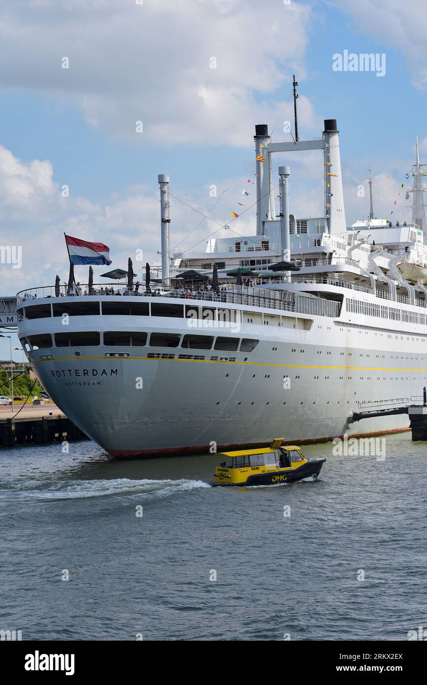 Un bateau-taxi Rotterdam amarrage à la plate-forme d'embarquement du navire Rotterdam ; les visiteurs ont un accès direct au navire ici Banque D'Images