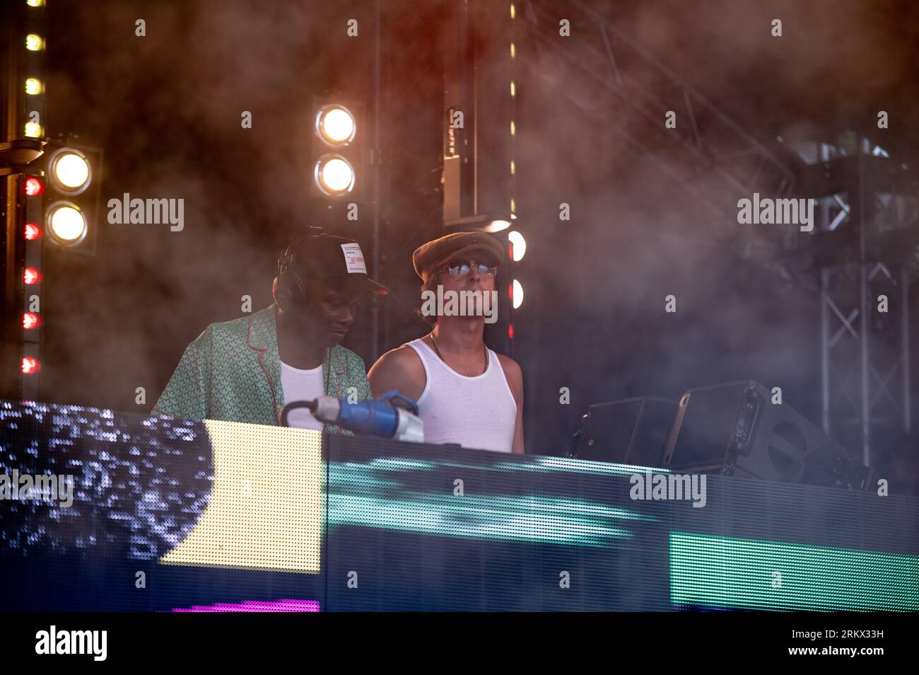 Londres, Royaume-Uni. 25 août 2023. Gary Powell et Carl Barat des Libertines, la Roux et Jamie Reynolds (Klaxons) divertissent la foule depuis les ponts du All points Festival à East London. Cristina Massei/Alamy Live News Banque D'Images