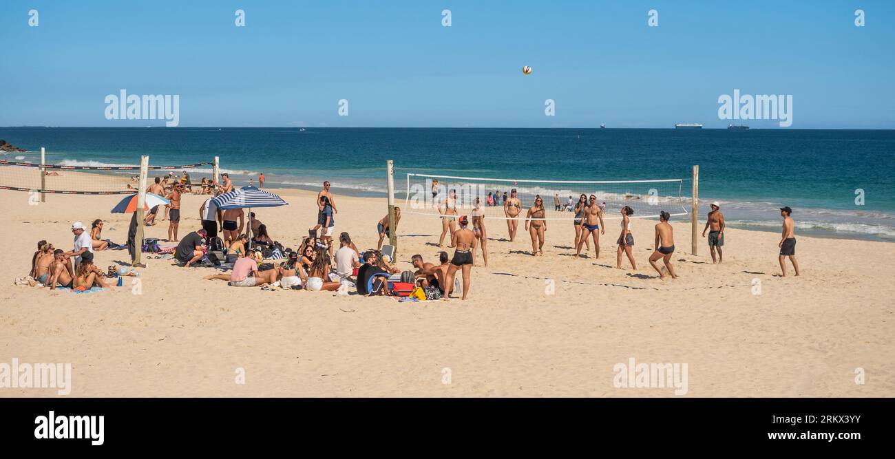Personnes non identifiées jouant au Beach volley sur City Beach à Perth, Australie occidentale. Banque D'Images