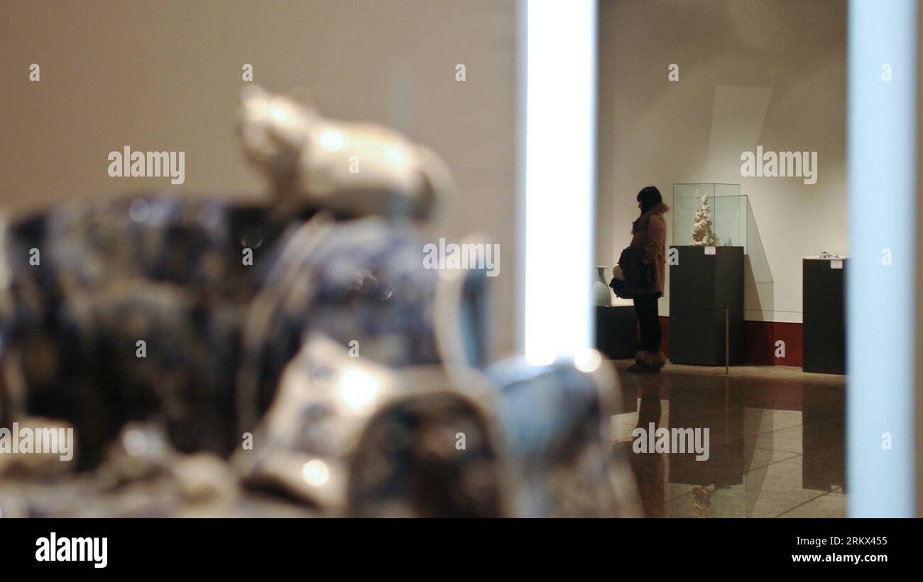 Bildnummer : 58880760 Datum : 05.12.2012 Copyright : imago/Xinhua (121205) -- BEIJING, 5 décembre 2012 (Xinhua) -- Un visiteur voit les expositions de la 1e exposition d'art céramique contemporaine de Chine au Musée mondial d'art de Beijing du monument du millénaire de Chine, à Beijing, capitale de la Chine, le 5 décembre 2012. L’exposition, qui a ouvert ses portes mercredi, durera jusqu’au 11 décembre. (Xinhua/Zhai Jianlan) (zz) CHINA-BEIJING-CERAMIC ART EXHIBITION(CN) PUBLICATIONxNOTxINxCHN Kultur Kunst Museum Ausstellung Keramik Keramikaussteullung x0x xdd 2012 quer 58880760 Date 05 12 2012 Copyright Imago XINHUA Pékin Banque D'Images