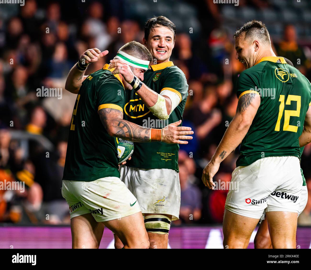 LONDRES, ROYAUME-UNI. 25 août 23. Malcolm Marx de Springboks célèbre avec ses coéquipiers après avoir marqué un essai lors de la Qatar Airways Cup - Springboks v All Blacks au Twickenham Stadium le vendredi 25 août 2023. LONDRES ANGLETERRE. Crédit : Taka G Wu/Alamy Live News Banque D'Images