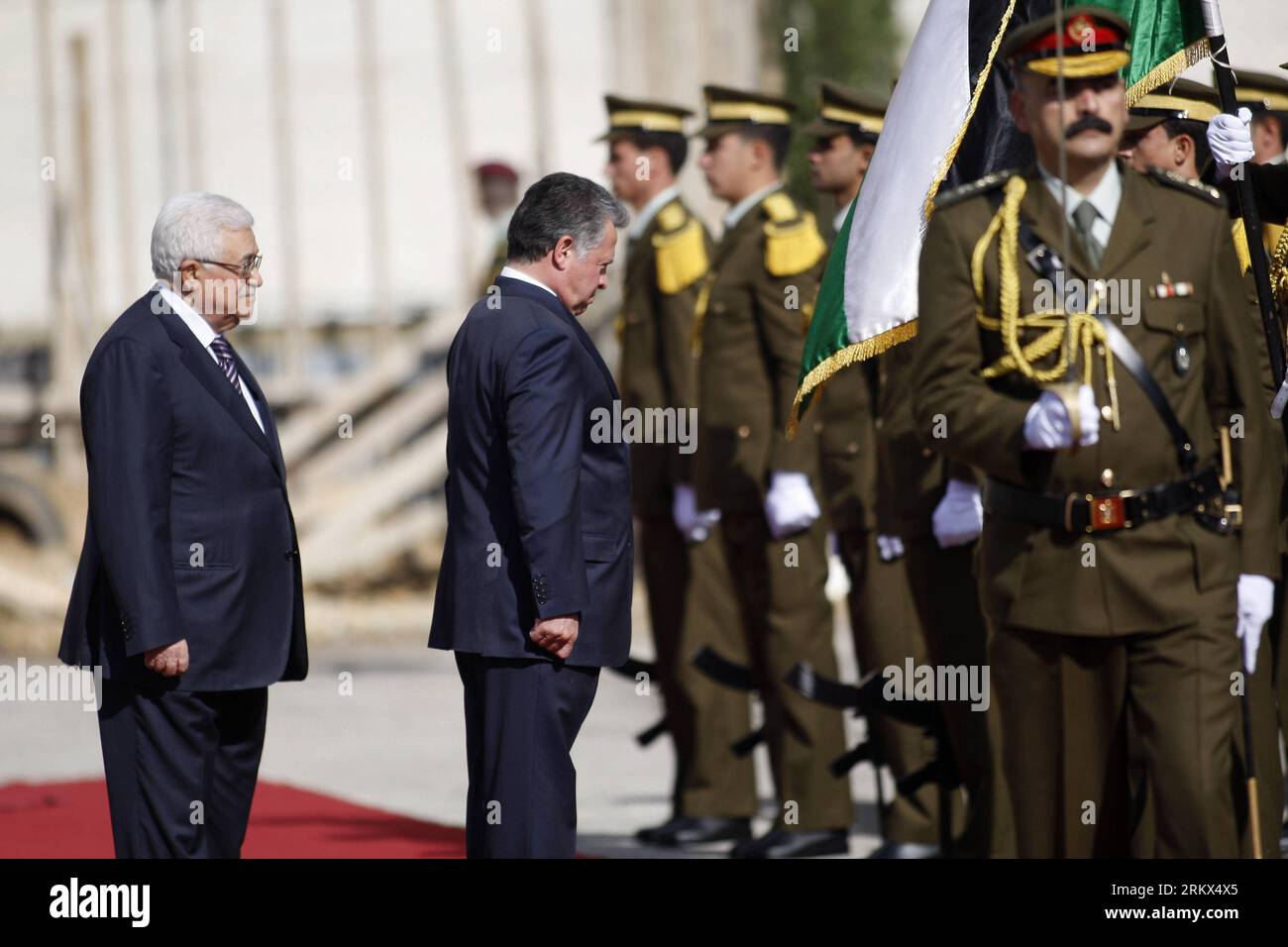 Bildnummer : 58889316 Datum : 06.12.2012 Copyright : imago/Xinhua (121206) -- RAMALLAH, 6 décembre 2012 (Xinhua) -- le président palestinien Mahmoud Abbas (1e L) et le roi Abdullah II de Jordanie (2e L) examinent les gardes d'honneur dans la ville de Ramallah en Cisjordanie le 6 décembre 2012. Le roi Abdullah II de Jordanie est arrivé jeudi dans la ville de Ramallah en Cisjordanie en tant que premier dirigeant étranger de premier plan à visiter les territoires palestiniens après que les Nations Unies les aient reconnus la semaine dernière comme un État observateur non membre. (Xinhua/Fadi Arouri) (nxl) MIDEAST-WEST BANK-RAMALLAH-JORDAN-KING-ABBAS PUBLICATIONxNOTxINxCHN Politik P Banque D'Images