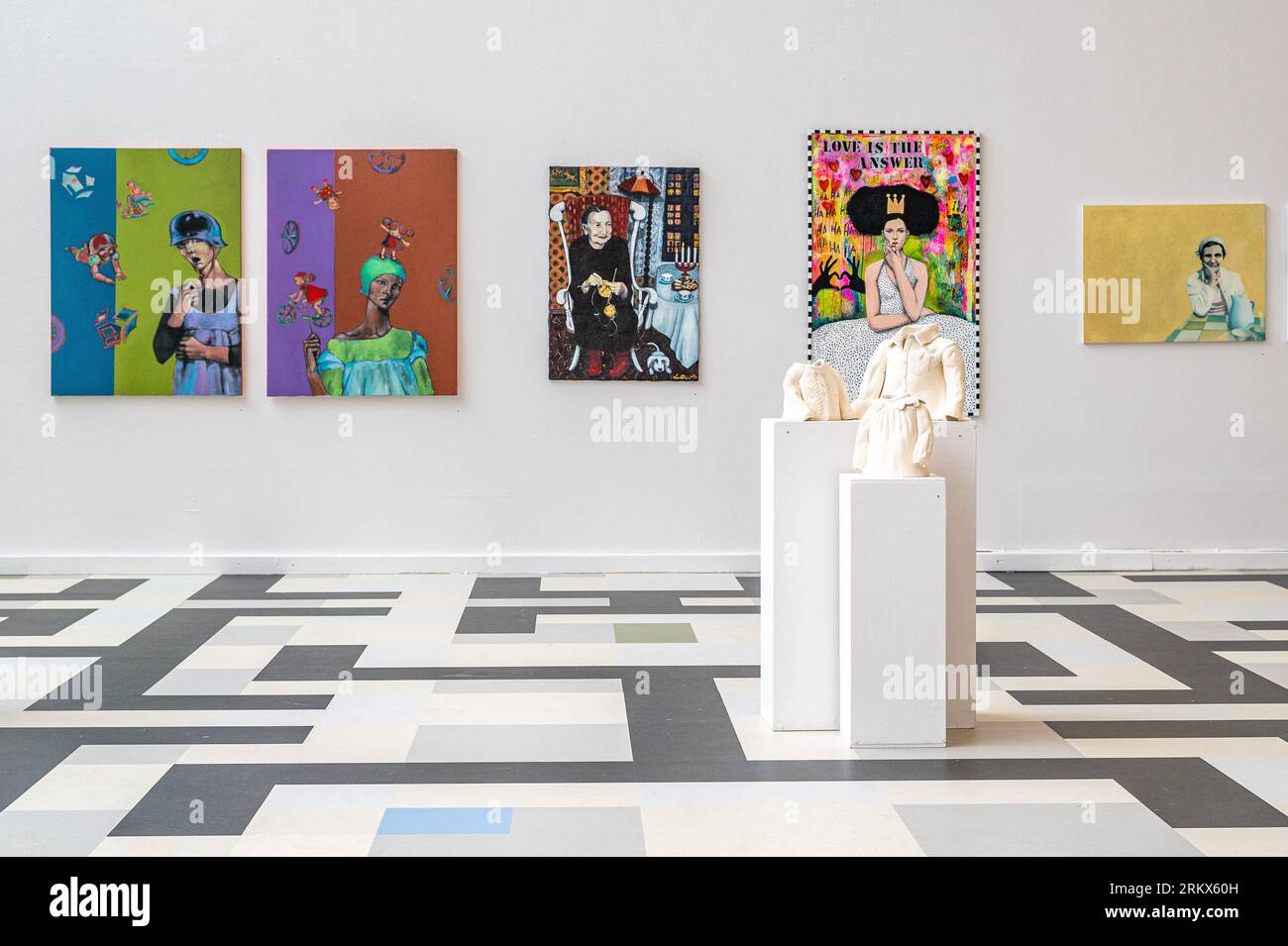 Vernissage pour une exposition nationale d'art au salon d'art Södertälje à Södertälje, Suède Banque D'Images