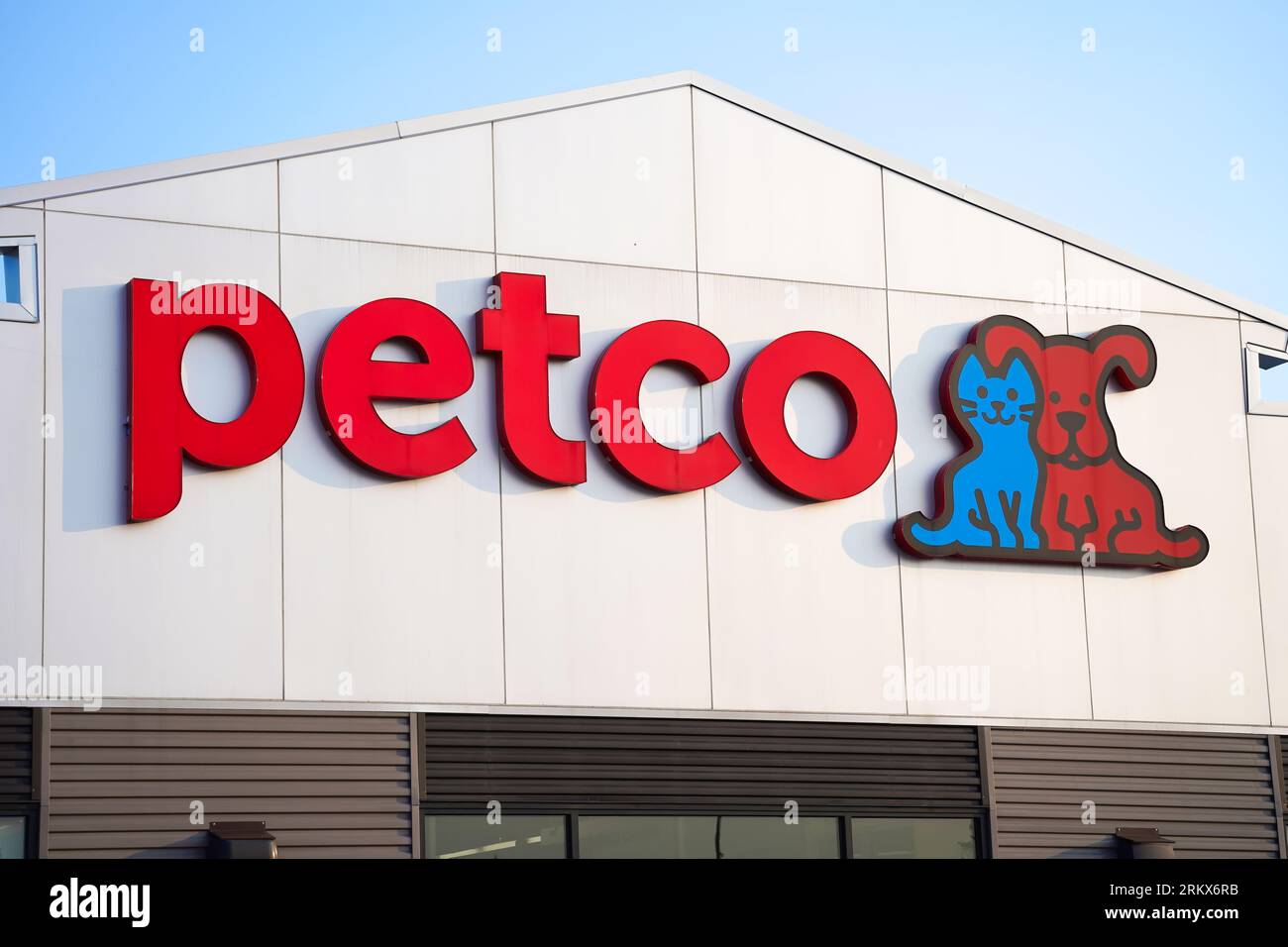 Bronx, NY - 21 mai 2023 : le magasin Petco signe près du centre commercial de New York appartenant à CPP Investment Board et CVC Capital Partners Banque D'Images Bronx, NY - 21 mai 2023 : le magasin Petco signe près du centre commercial de New York appartenant à CPP Investment Board et CVC Capital Partners Banque D'Images