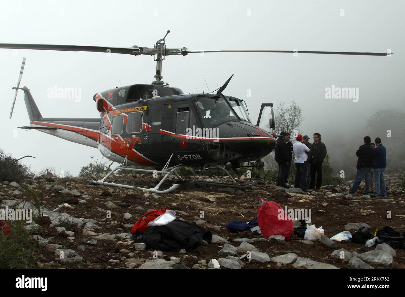 Bildnummer : 58906409 Datum : 10.12.2012 Copyright : imago/Xinhua NUEVO LEON (MEXIQUE), des membres du personnel de l'Aviation civile mexicaine et de la protection civile de l'État attendent que le brouillard se dissipe pour poursuivre la fouille de la boîte noire sur le site de l'épave de l'avion où la chanteuse américano-mexicaine Jenni Rivera voyageait à travers la zone montagneuse de Tejocotes, municipalité d'Iturbide, Nuevo Leon, Mexique, le 10 décembre, 2012. la chanteuse américano-mexicaine Jenni Rivera est décédée dimanche à l ' âge de 43 ans dans l ' accident d ' avion survenu ici. (Xinhua/Victor Hugo Valdivia) (lr) MEXICO-NUEVO LEON-AIR CRASH-SEARCH PUBLICATIONxNOTx Banque D'Images