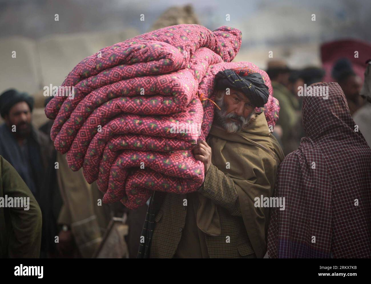 121212 -- KABOUL, le 12 décembre 2012 Xinhua -- un afghan porte des courtepointes sur son épaule alors qu'il reçoit des fournitures de secours d'hiver données par le gouvernement allemand pour les personnes déplacées à Kaboul, Afghanistan, le 12 décembre 2012. Plus de 800 familles déplacées ont reçu mercredi des fournisseurs de secours hivernaux. Xinhua/Ahmad Massoud zw AFGHANISTAN-KABOUL-PAUVRETÉ-ALLEMAGNE-DONATION PUBLICATIONxNOTxINxCHN Banque D'Images