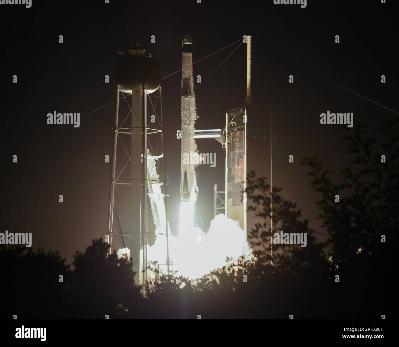 La fusée SpaceX Falcon 9 lance le Crew 7 de la NASA depuis le complexe 39a du Kennedy Space Center, en Floride, le vendredi 25 août 2023. Photo de Joe Marino/UPI crédit : UPI/Alamy Live News Banque D'Images