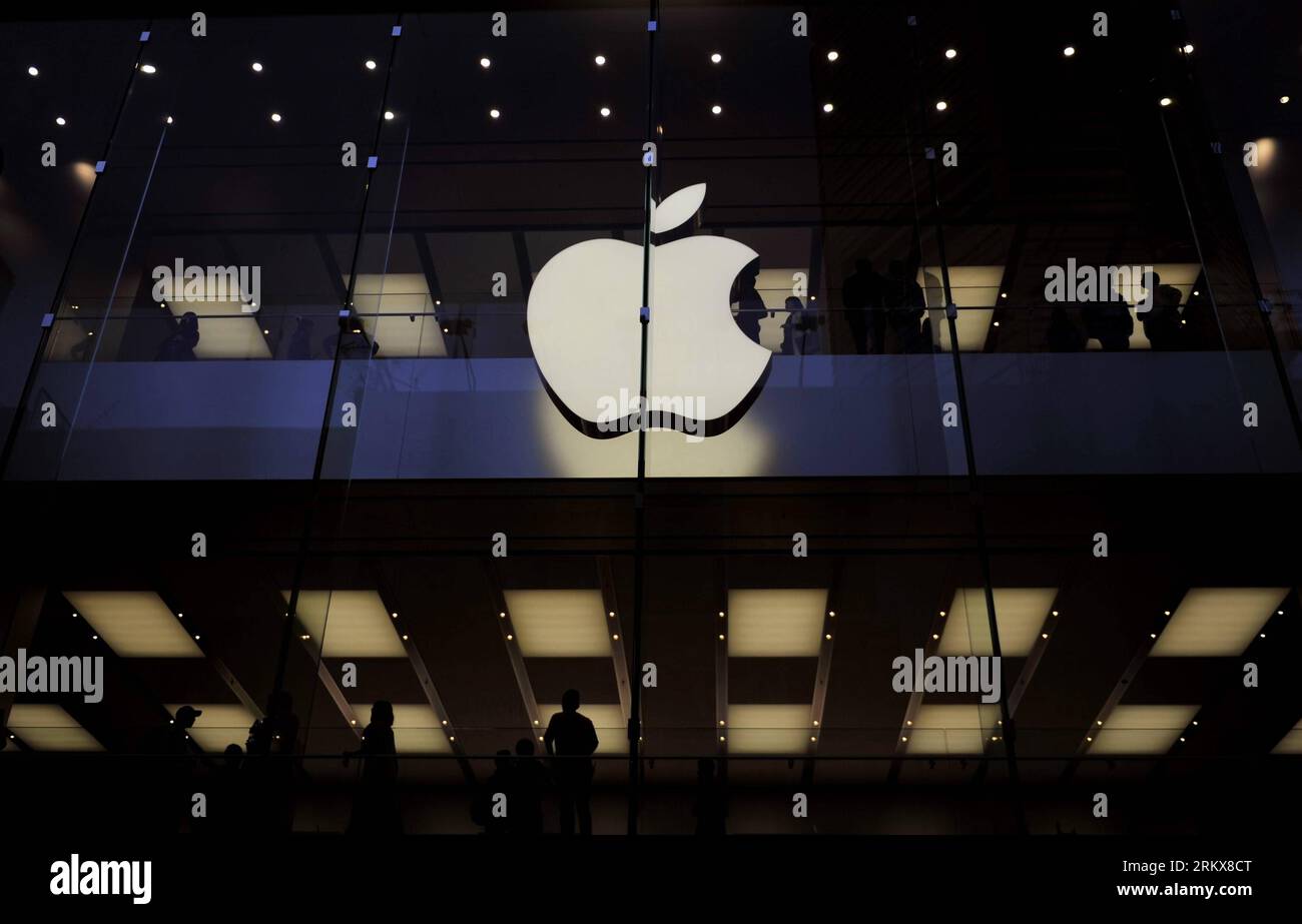 Bildnummer : 58915495 Datum : 13.12.2012 Copyright : imago/Xinhua (121213) -- HONG KONG, 13 décembre 2012 (Xinhua) -- la photo prise le 13 décembre 2012 montre le logo d'Apple intégré à l'extérieur d'un nouveau magasin Apple à Hong Kong, dans le sud de la Chine, le 13 décembre 2012. Le troisième magasin Apple de Hong Kong, situé à Hysan place, ouvrira ses portes samedi. (Xinhua/Chen Xiaowei) (zn) CHINA-HONG KONG-APPLE STORE-OPEN-PREPARATIONS (CN) PUBLICATIONxNOTxINxCHN Wirtschaft Einzelhandel Apple logo Firmenlogo x0x xac 2012 quer 58915495 Date 13 12 2012 Copyright Imago XINHUA Hong Kong décembre 13 2012 XINHUA photo prendre Banque D'Images