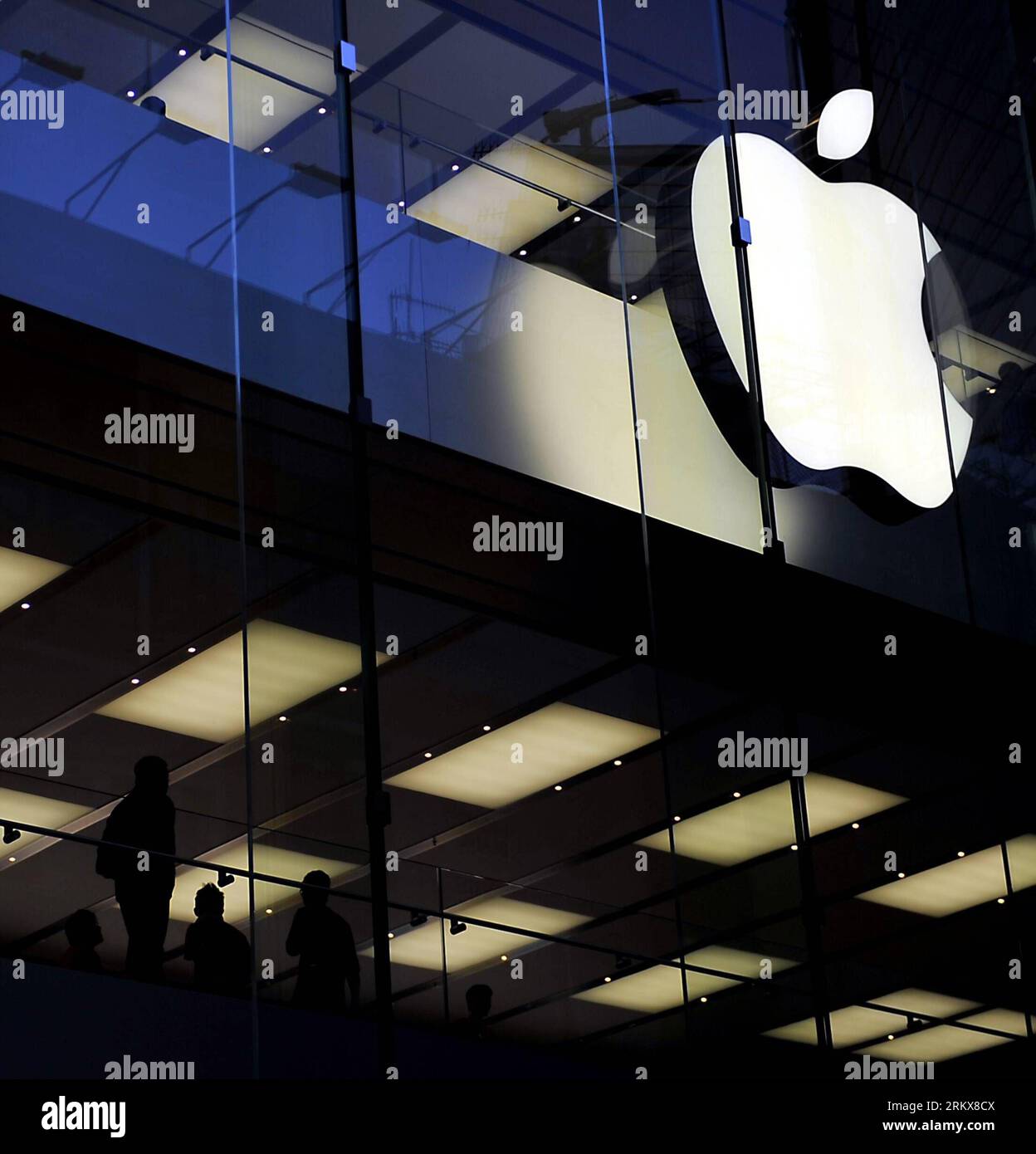 Bildnummer : 58915496 Datum : 13.12.2012 Copyright : imago/Xinhua (121213) -- HONG KONG, 13 décembre 2012 (Xinhua) -- la photo prise le 13 décembre 2012 montre le logo d'Apple intégré à l'extérieur d'un nouveau magasin Apple à Hong Kong, dans le sud de la Chine, le 13 décembre 2012. Le troisième magasin Apple de Hong Kong, situé à Hysan place, ouvrira ses portes samedi. (Xinhua/Chen Xiaowei) (zn) CHINA-HONG KONG-APPLE STORE-OPEN-PREPARATIONS (CN) PUBLICATIONxNOTxINxCHN Wirtschaft Einzelhandel Apple logo Firmenlogo x0x xac 2012 quadrat 58915496 Date 13 12 2012 Copyright Imago XINHUA Hong Kong décembre 13 2012 XINHUA photo T Banque D'Images