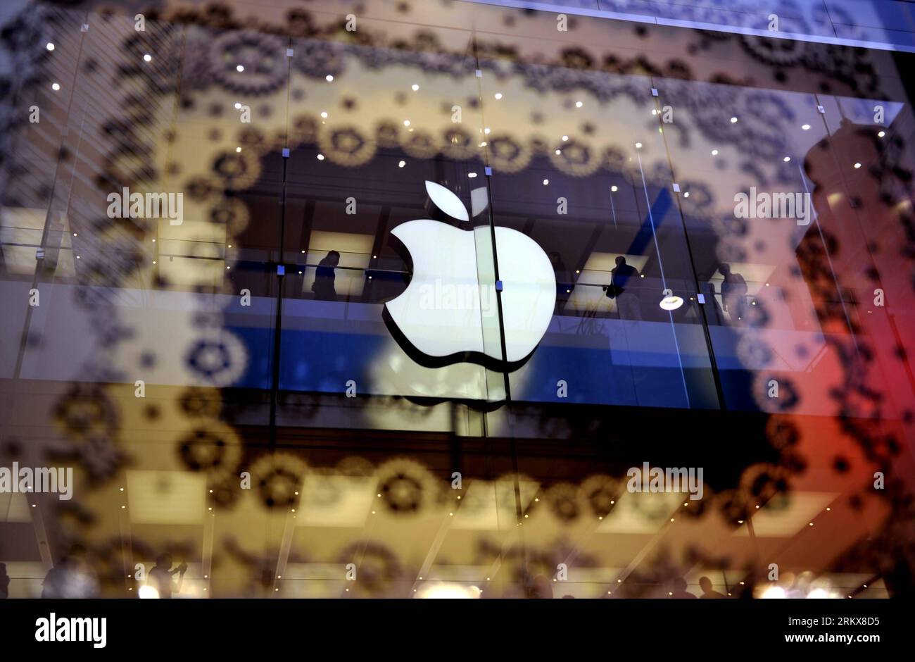 Bildnummer : 58915494 Datum : 13.12.2012 Copyright : imago/Xinhua (121213) -- HONG KONG, 13 décembre 2012 (Xinhua) -- la photo prise le 13 décembre 2012 montre le logo d'Apple intégré à l'extérieur d'un nouveau magasin Apple à Hong Kong, dans le sud de la Chine, le 13 décembre 2012. Le troisième magasin Apple de Hong Kong, situé à Hysan place, ouvrira ses portes samedi. (Xinhua/Chen Xiaowei) (zn) CHINA-HONG KONG-APPLE STORE-OPEN-PREPARATIONS (CN) PUBLICATIONxNOTxINxCHN Wirtschaft Einzelhandel Apple logo Firmenlogo x0x xac 2012 quer 58915494 Date 13 12 2012 Copyright Imago XINHUA Hong Kong décembre 13 2012 XINHUA photo prendre Banque D'Images