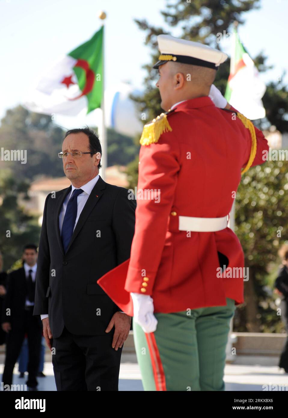 Bildnummer : 58937327 Datum : 20.12.2012 Copyright : imago/Xinhua (121220) -- ALGER, 20 décembre 2012 (Xinhua) -- le président français François Hollande rend hommage à la mémoire des martyrs de la glorieuse guerre de libération nationale au sanctuaire des martyrs à Alger, Algérie, le 20 décembre 2012. Le président français François Hollande est arrivé en Algérie le 19 décembre pour une visite d'Etat de deux jours.(Xinhua/Mohamed Kadri) (dzl) ALGÉRIE-FRANCE-PRÉSIDENT-VISITE PUBLICATIONxNOTxINxCHN People Politik premiumd x0x xmb 2012 hoch 58937327 Date 20 12 2012 Copyright Imago XINHUA Alger DEC 20 2012 XINHUA French présider Banque D'Images